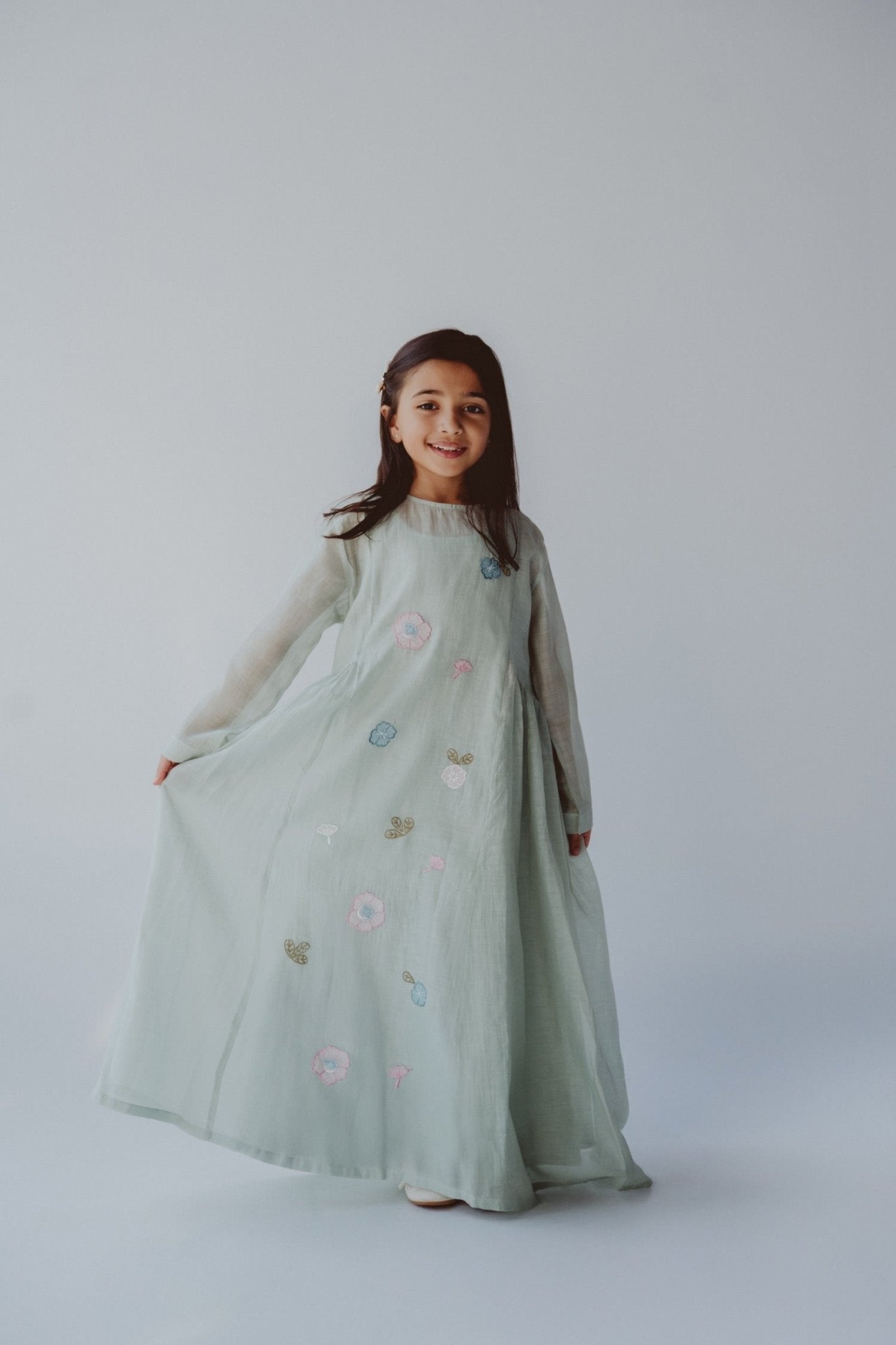 BT6587 - S JALABIAH - THE DRESSING ROOM - MIRA Y MANO