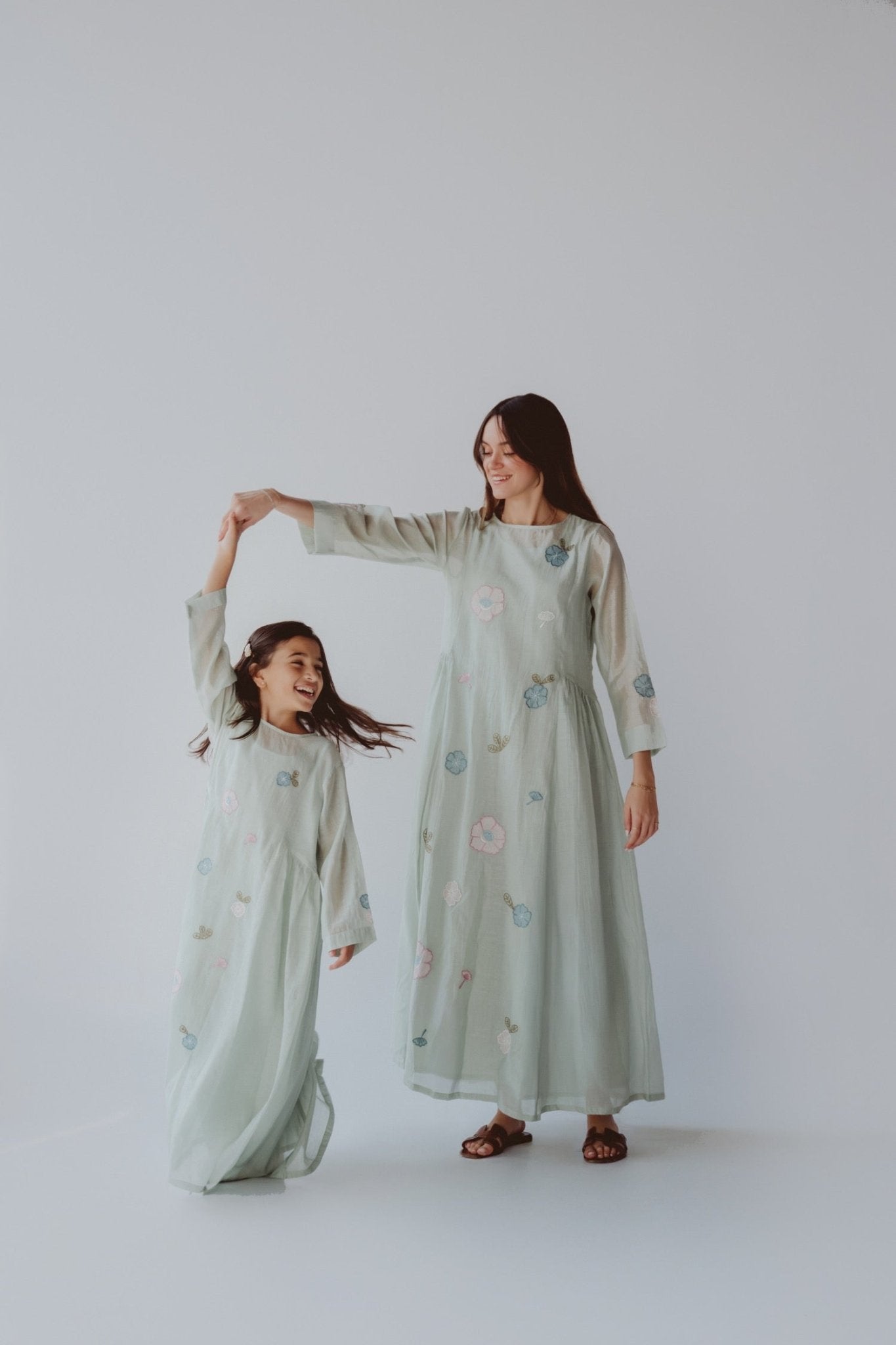 BT6587 - S JALABIAH - THE DRESSING ROOM - MIRA Y MANO