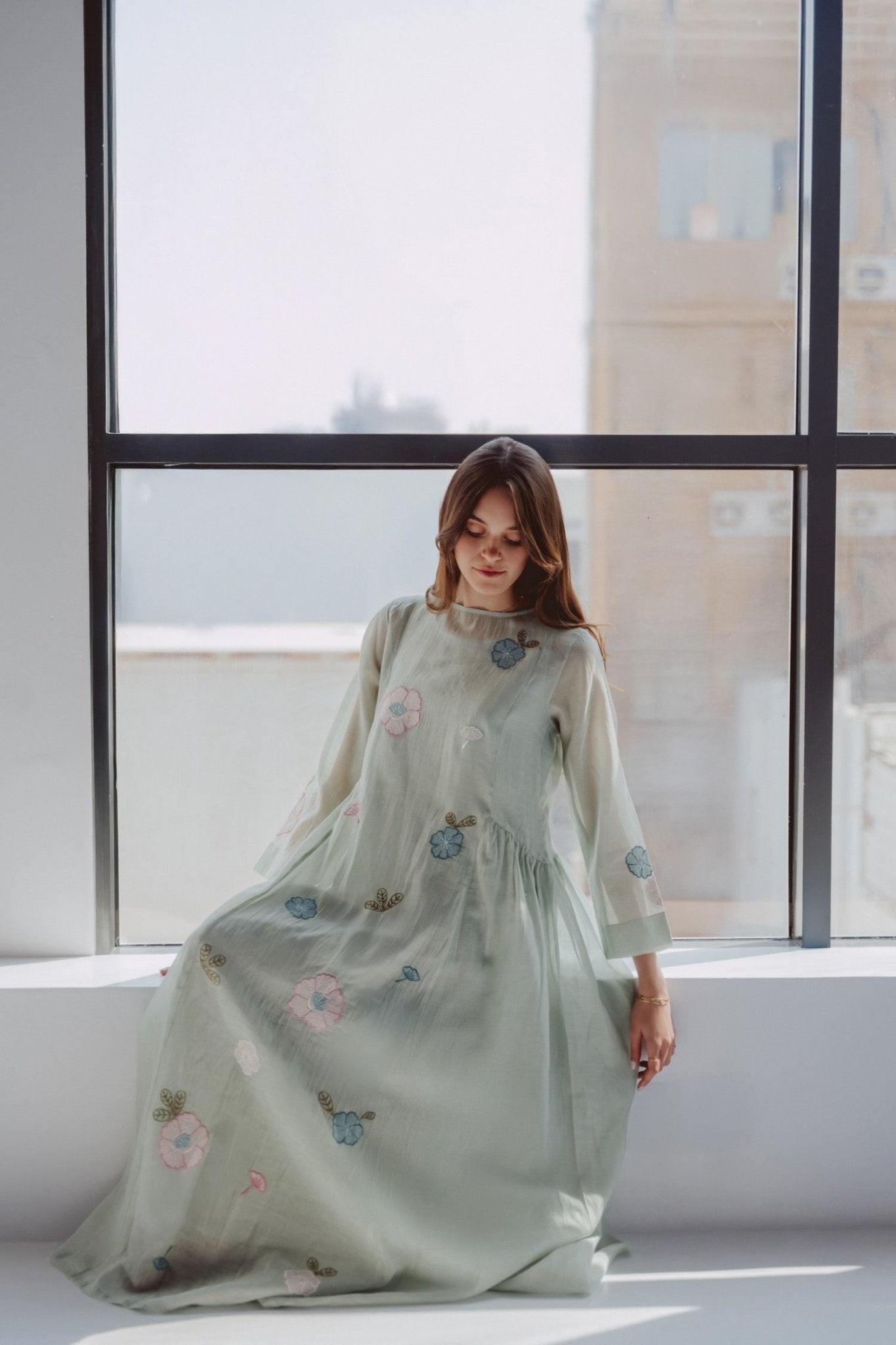 BT6587 - S JALABIAH - THE DRESSING ROOM - MIRA Y MANO