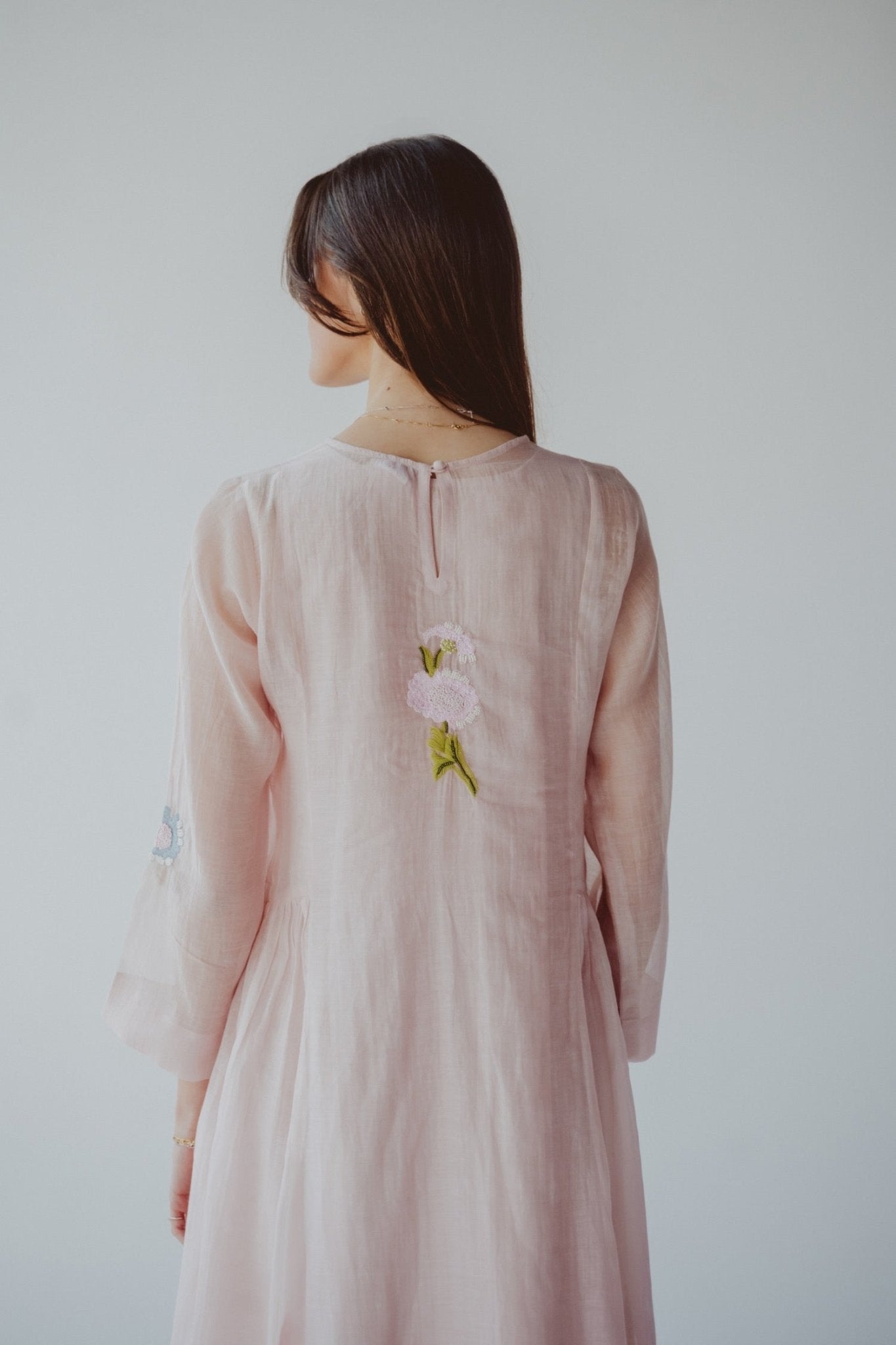 BT6588 - B JALABIAH - THE DRESSING ROOM - MIRA Y MANO