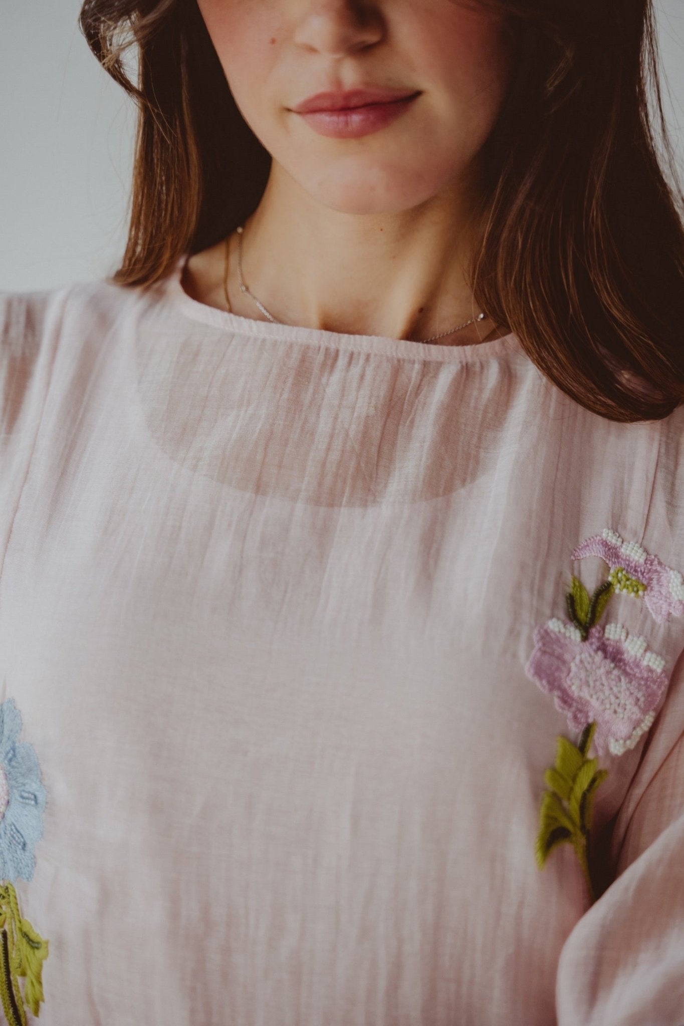 BT6588 - B JALABIAH - THE DRESSING ROOM - MIRA Y MANO