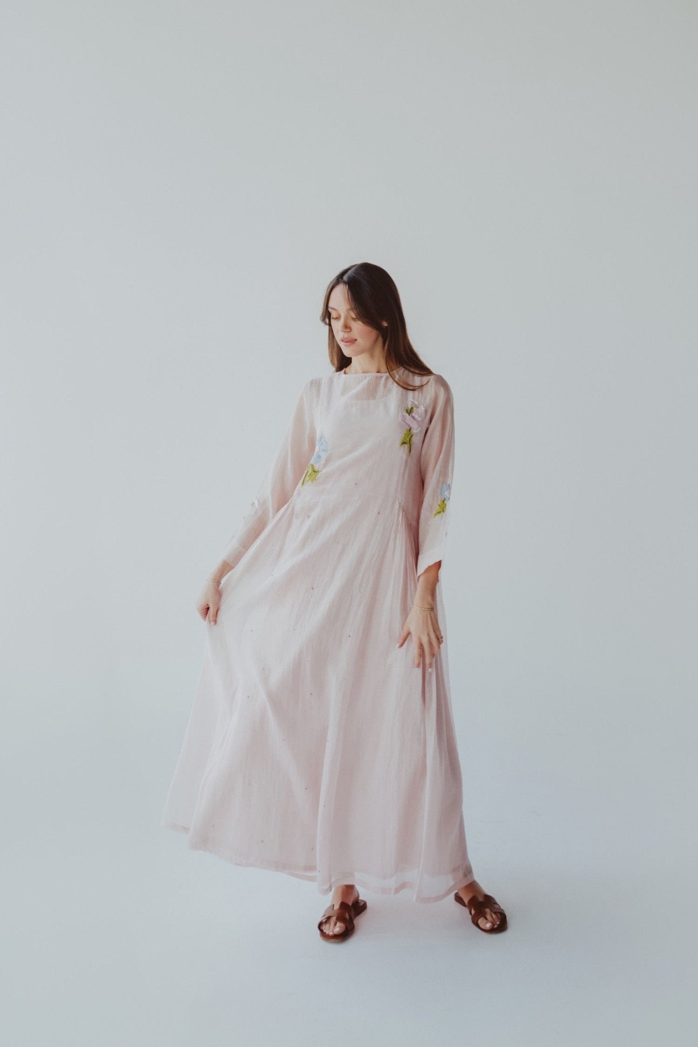 BT6588 - B JALABIAH - THE DRESSING ROOM - MIRA Y MANO