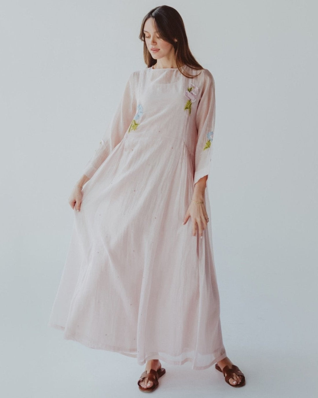 BT6588 - B JALABIAH - THE DRESSING ROOM - MIRA Y MANO