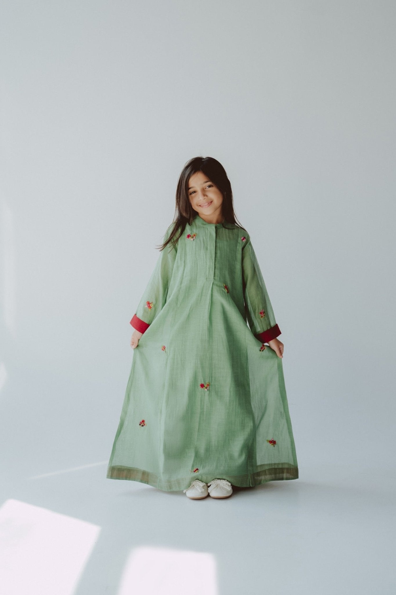 BT6588 - G JALABIAH - THE DRESSING ROOM - MIRA Y MANO