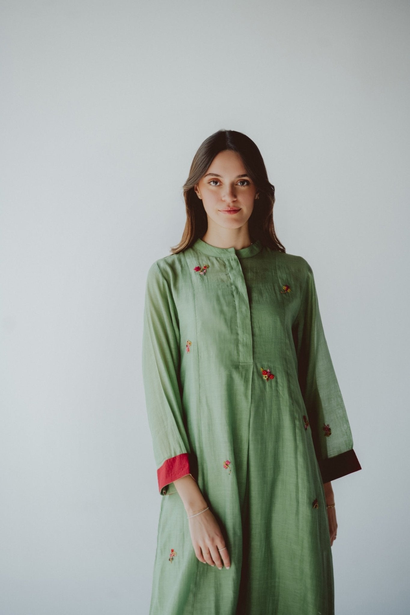 BT6588 - G JALABIAH - THE DRESSING ROOM - MIRA Y MANO