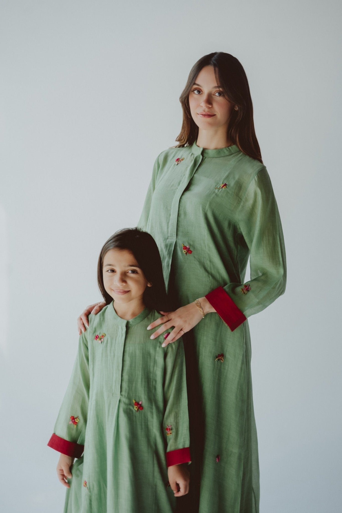 BT6588 - G JALABIAH - THE DRESSING ROOM - MIRA Y MANO