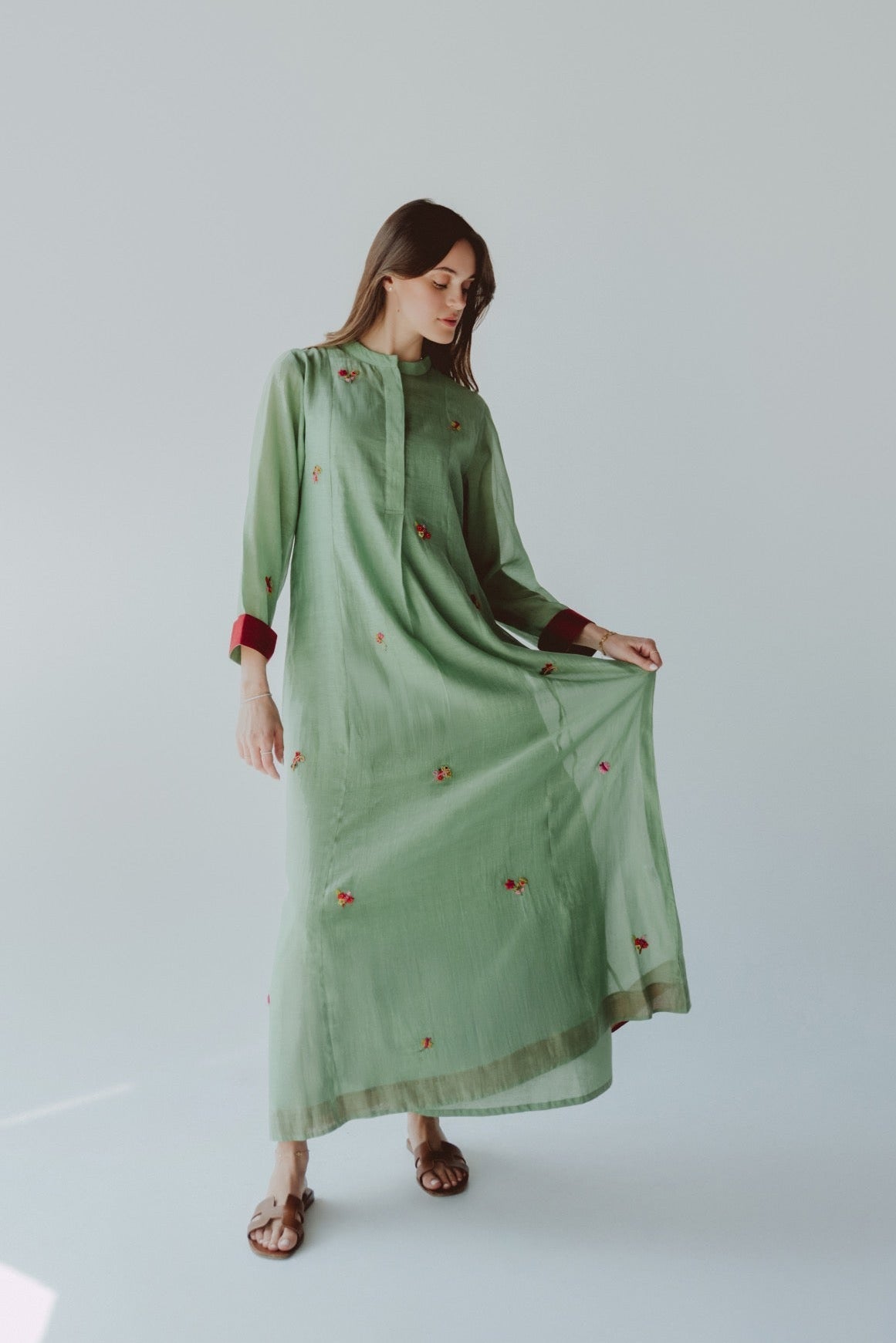 BT6588 - G JALABIAH - THE DRESSING ROOM - MIRA Y MANO