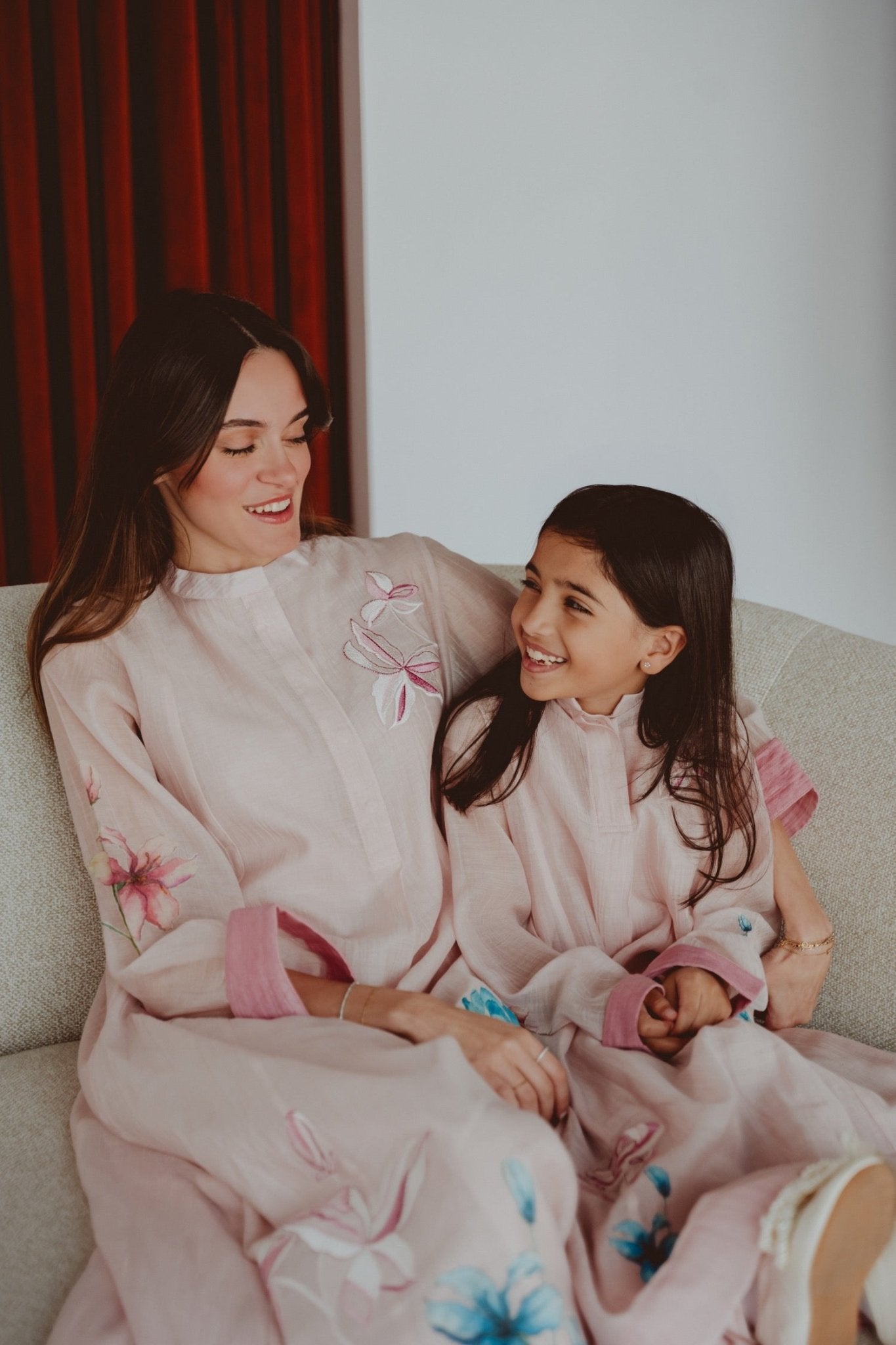 BT6589 - P JALABIAH - THE DRESSING ROOM - MIRA Y MANO