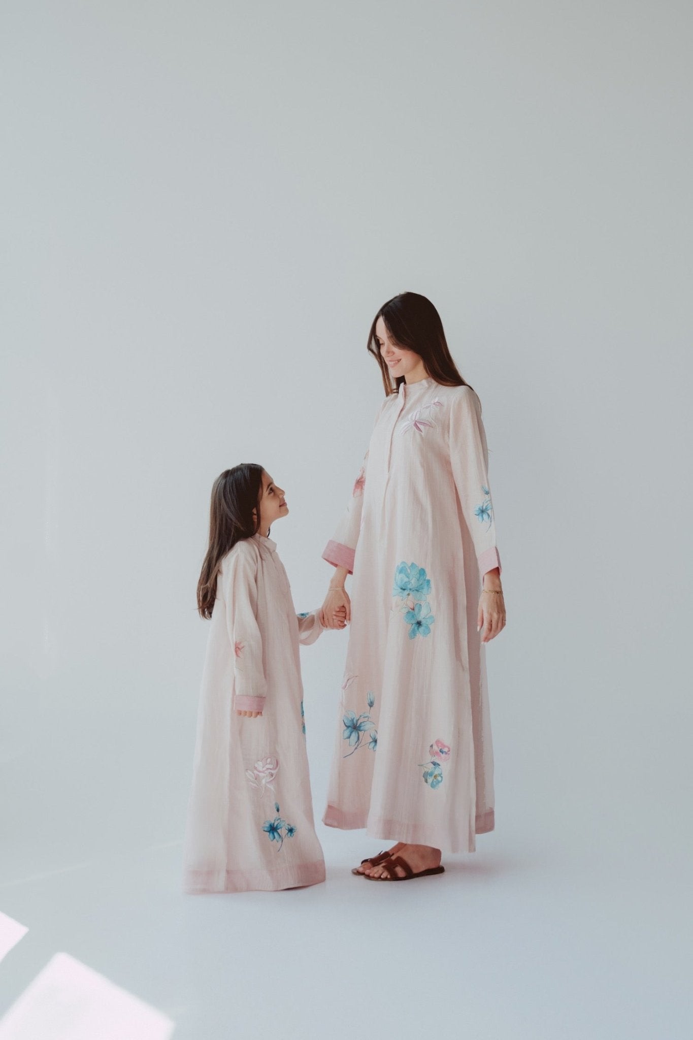 BT6589 - P JALABIAH - THE DRESSING ROOM - MIRA Y MANO