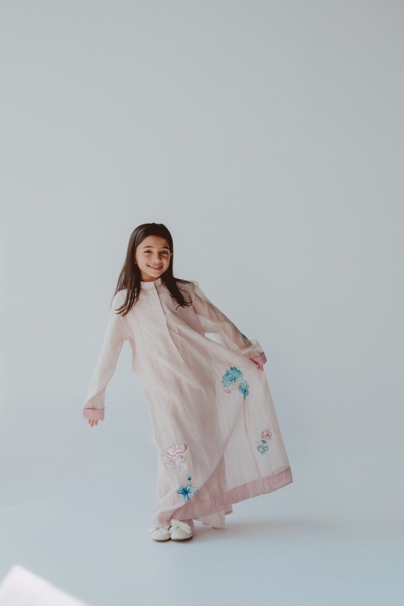 BT6589 - P JALABIAH - THE DRESSING ROOM - MIRA Y MANO