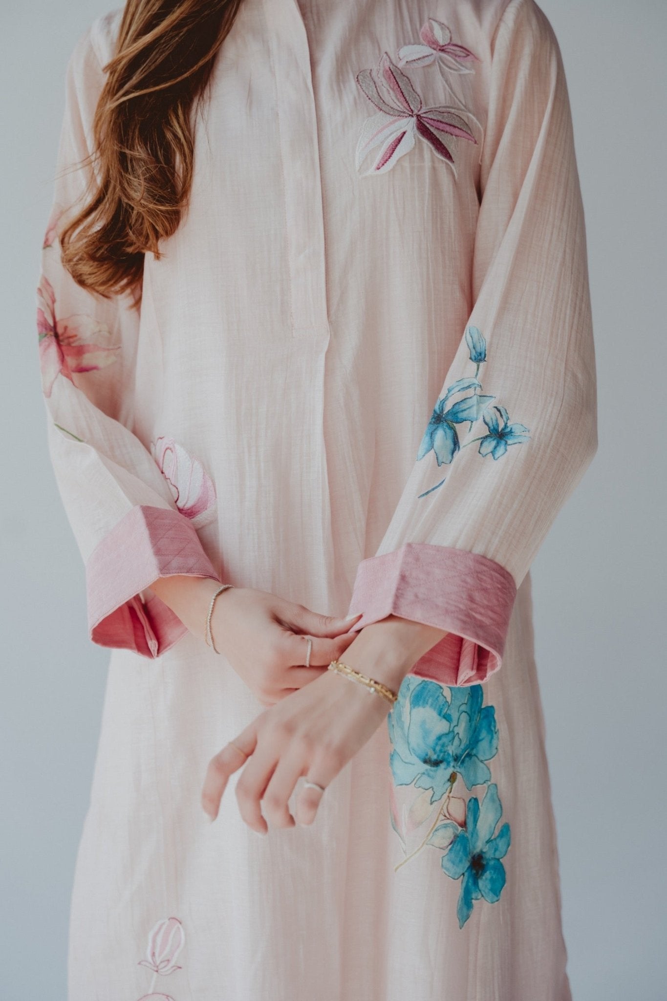 BT6589 - P JALABIAH - THE DRESSING ROOM - MIRA Y MANO