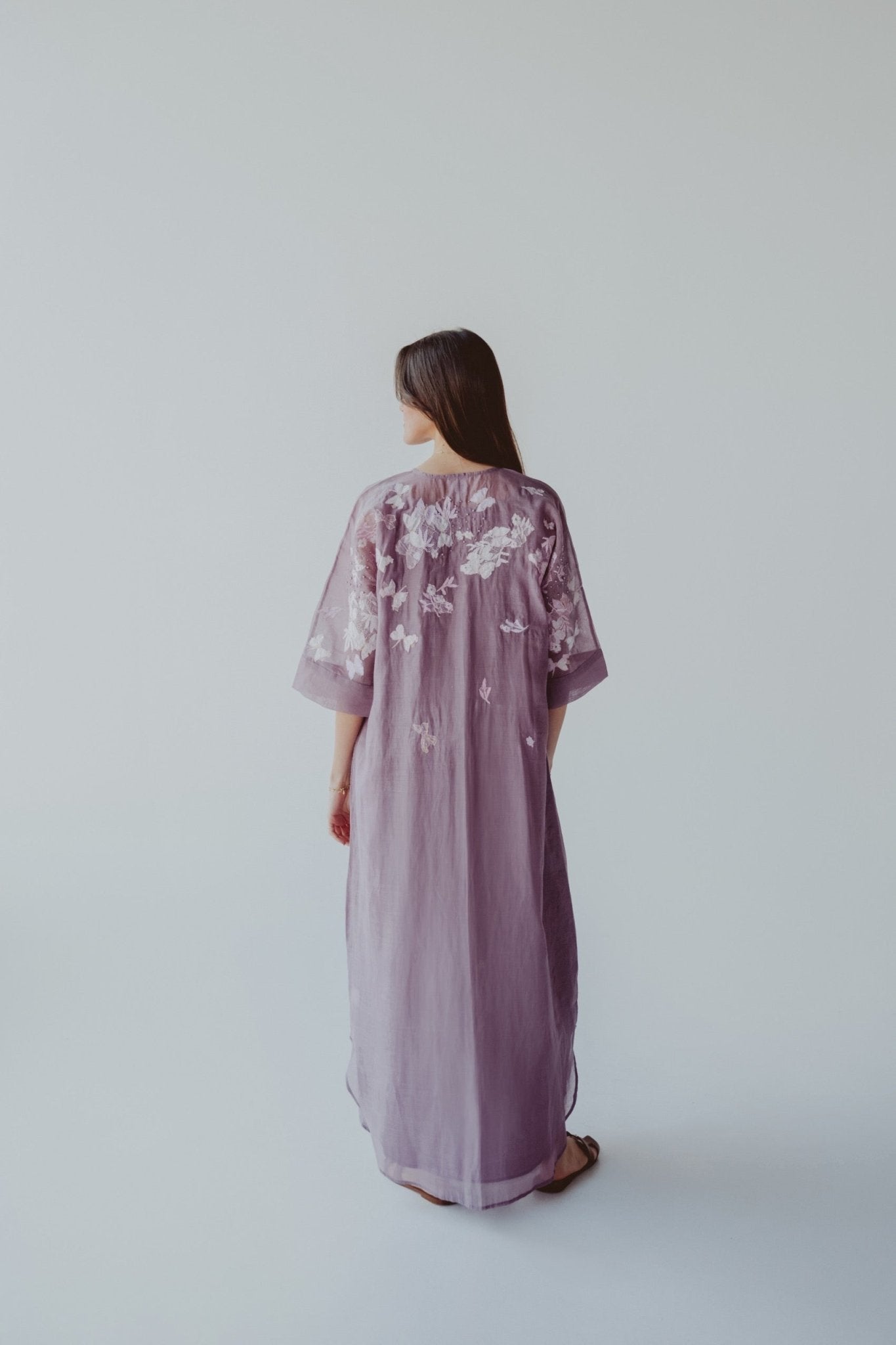 BT6590 - V JALABIAH - THE DRESSING ROOM - MIRA Y MANO