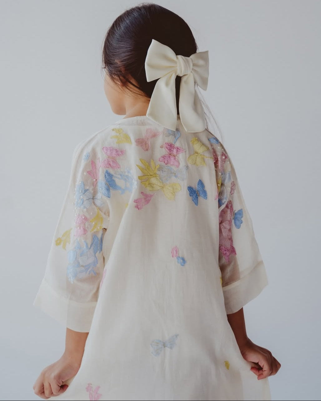 BT6590 - W JALABIAH - THE DRESSING ROOM - MIRA Y MANO