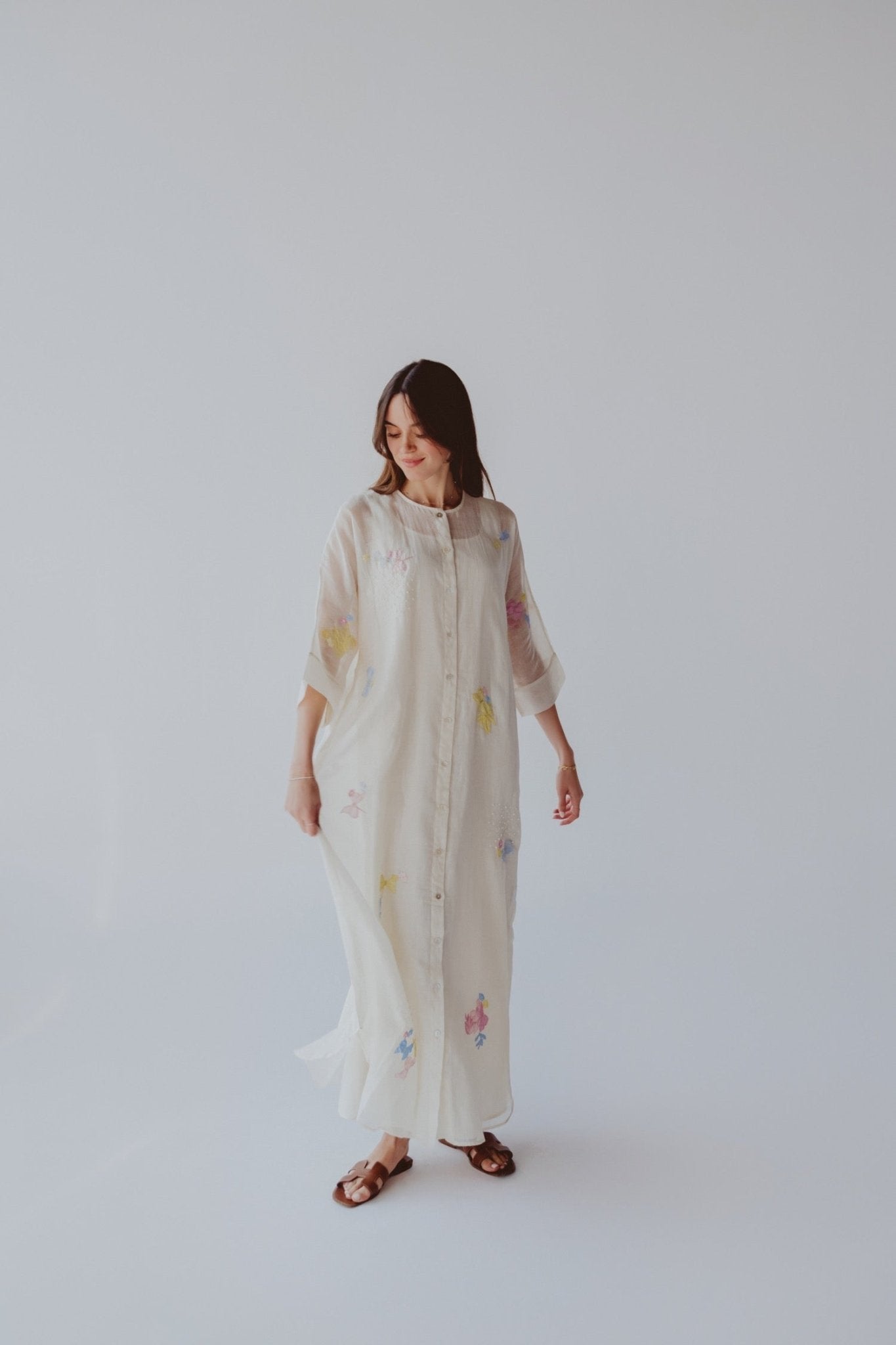 BT6590 - W JALABIAH - THE DRESSING ROOM - MIRA Y MANO