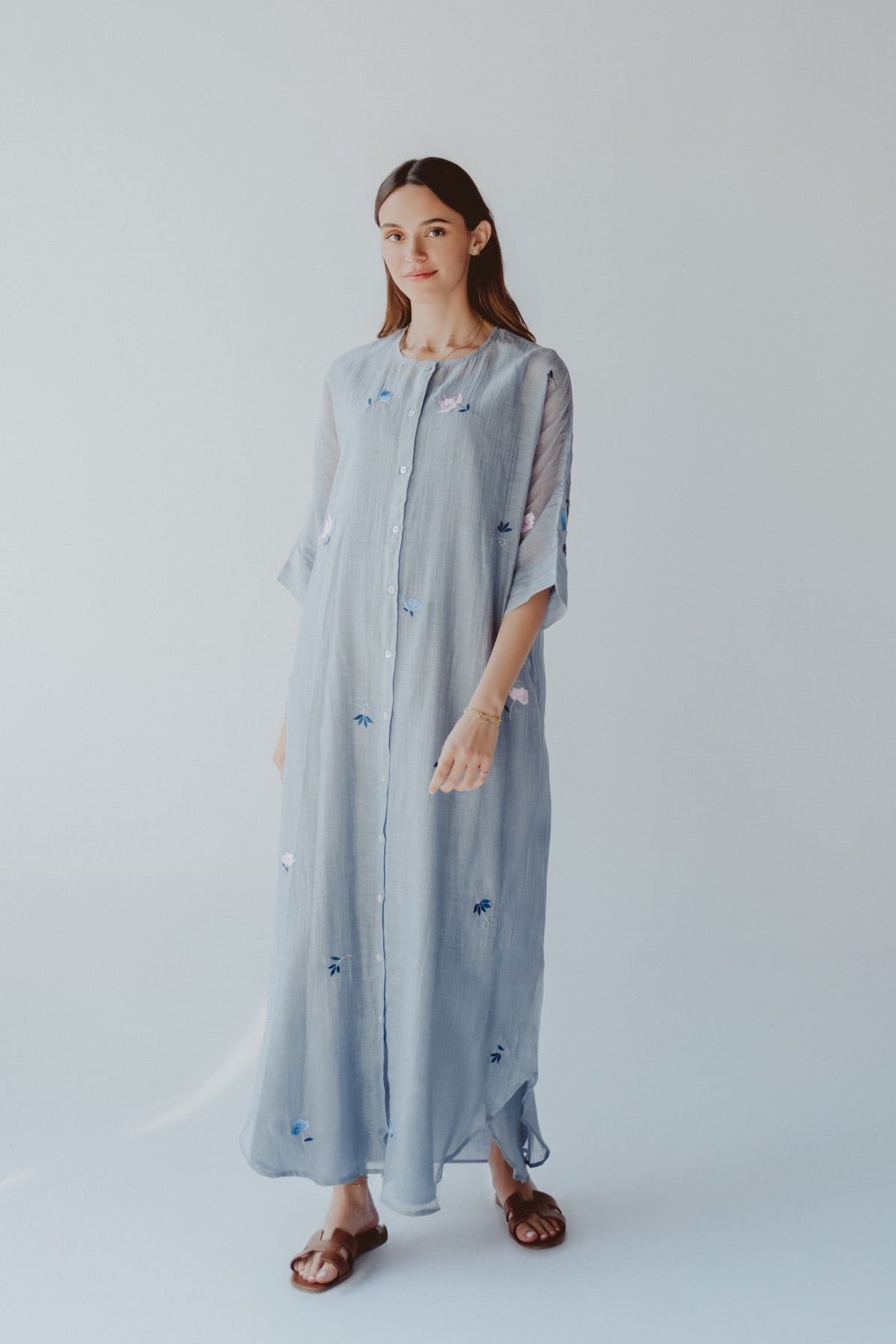 BT6591 - C JALABIAH - THE DRESSING ROOM - MIRA Y MANO