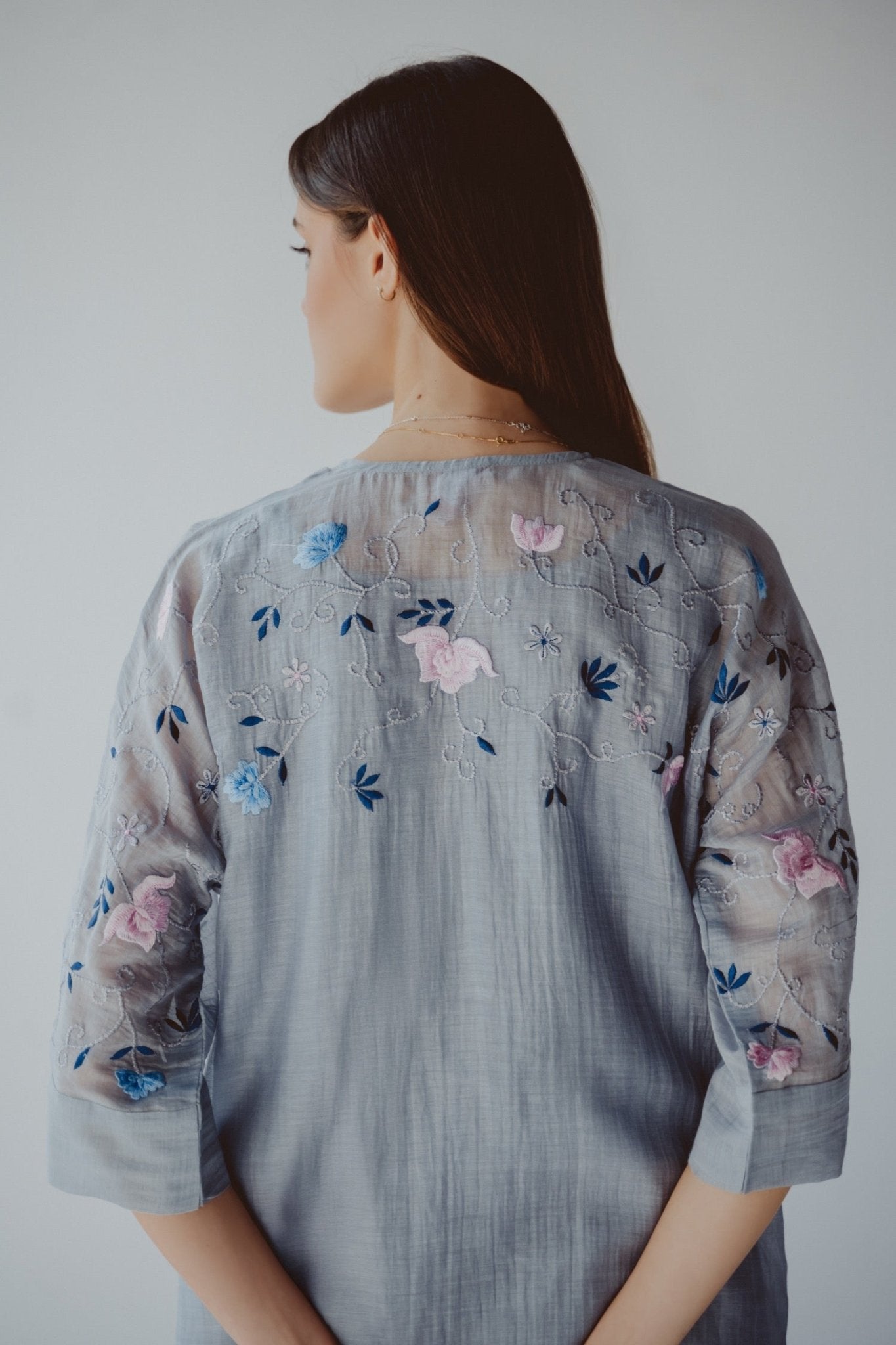 BT6591 - C JALABIAH - THE DRESSING ROOM - MIRA Y MANO