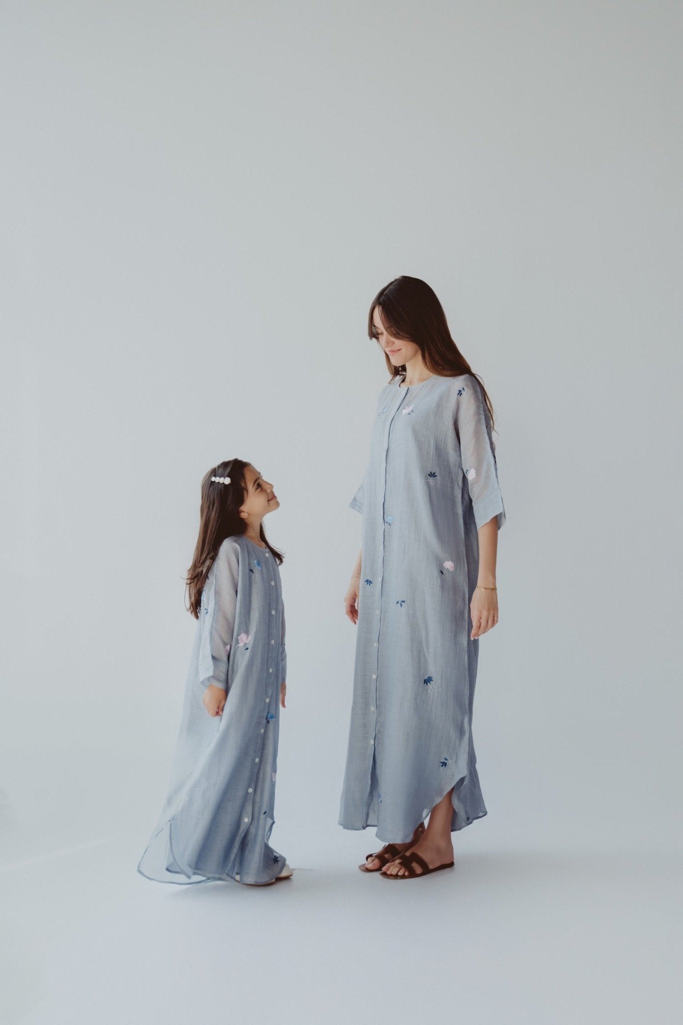 BT6591 - C JALABIAH - THE DRESSING ROOM - MIRA Y MANO