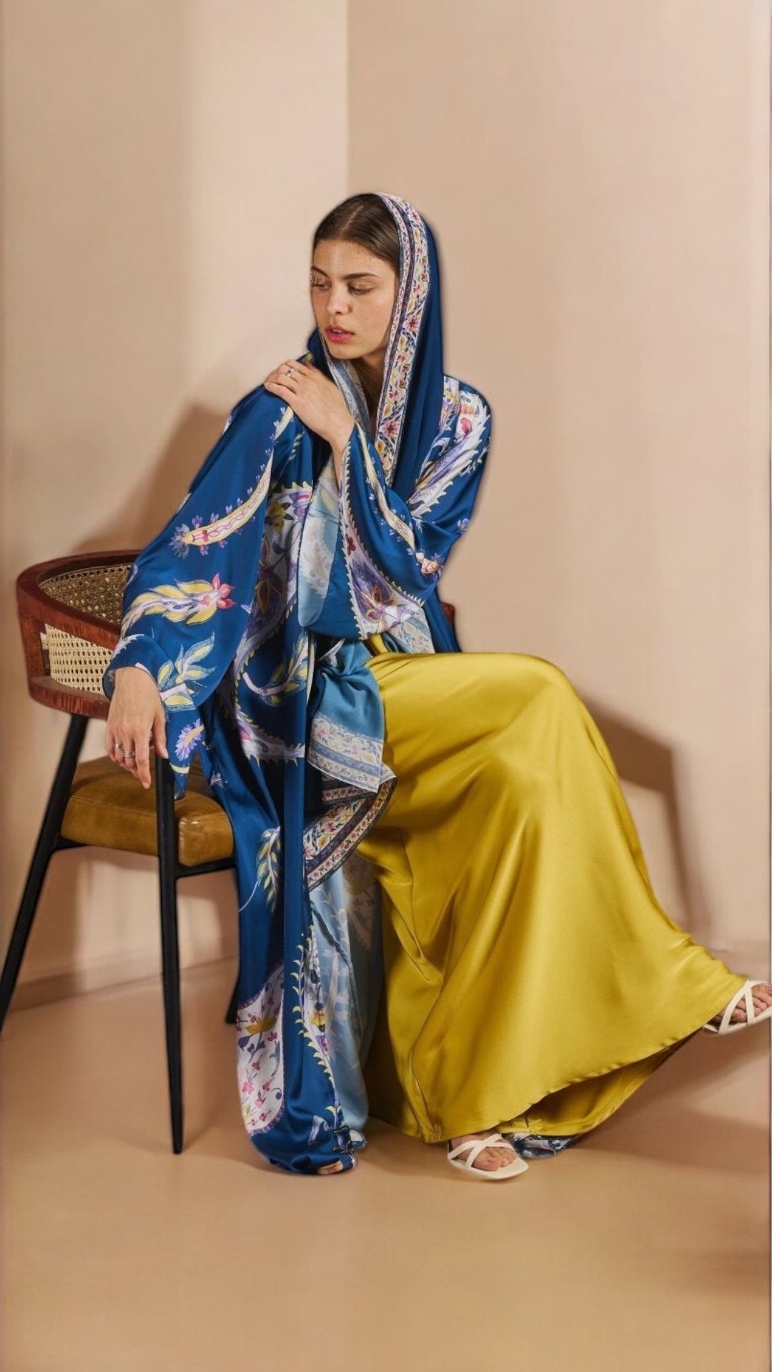 RAMADAN25LOOKA16 ABAYA - THE ORPHIC - MIRA Y MANO