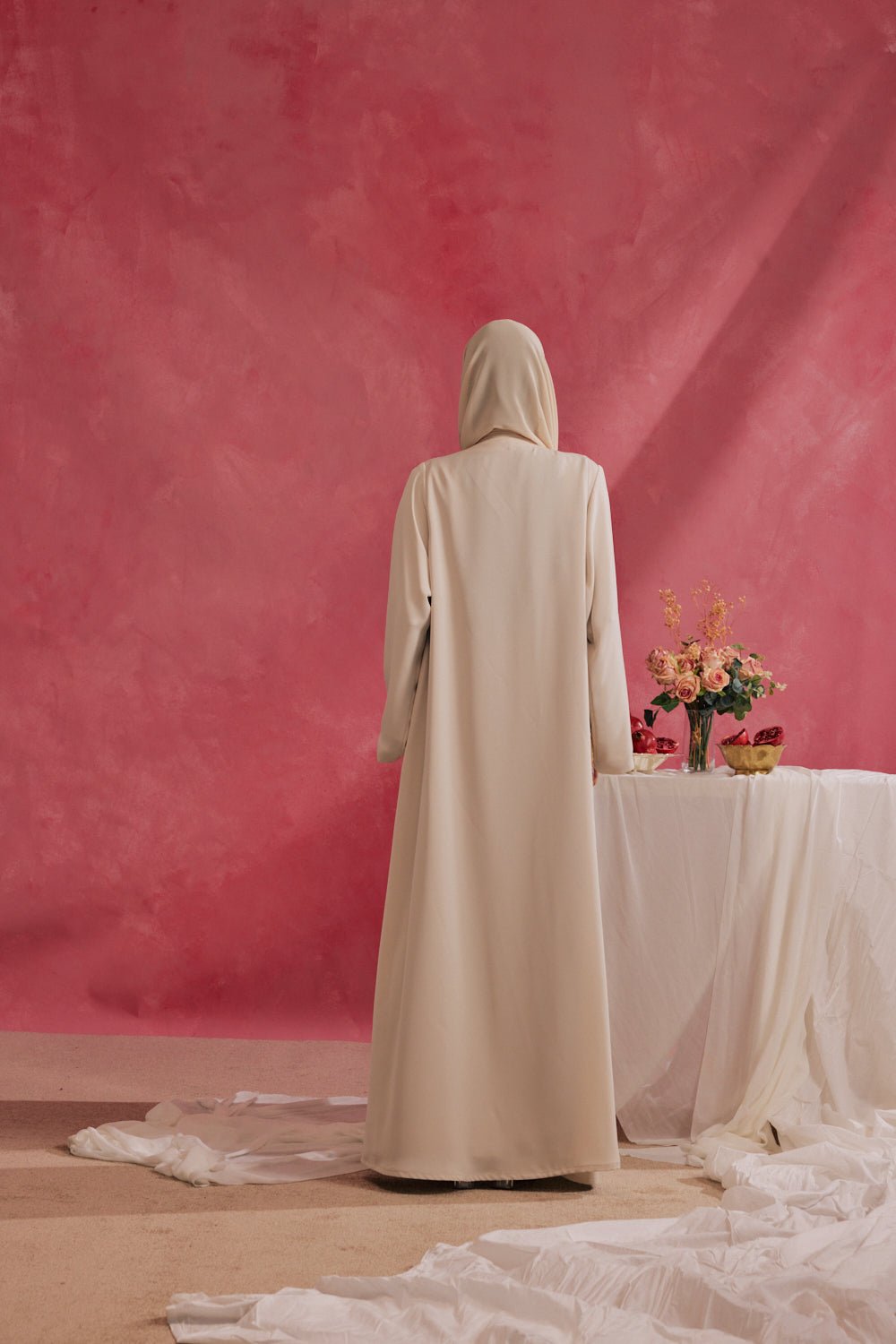 RAMADAN26LOOK02 ABAYA - THE ORPHIC - MIRA Y MANO