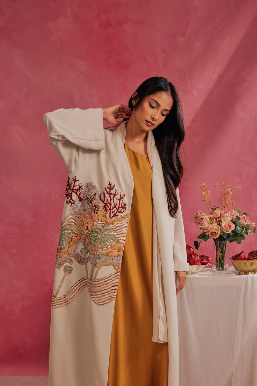 RAMADAN26LOOK02 ABAYA - THE ORPHIC - MIRA Y MANO