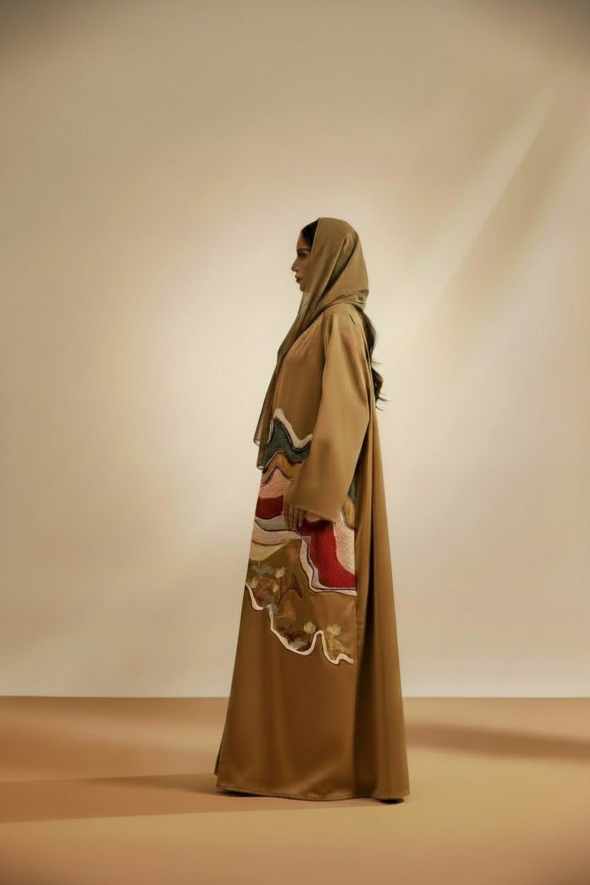 RAMADAN26LOOK03 ABAYA - THE ORPHIC - MIRA Y MANO