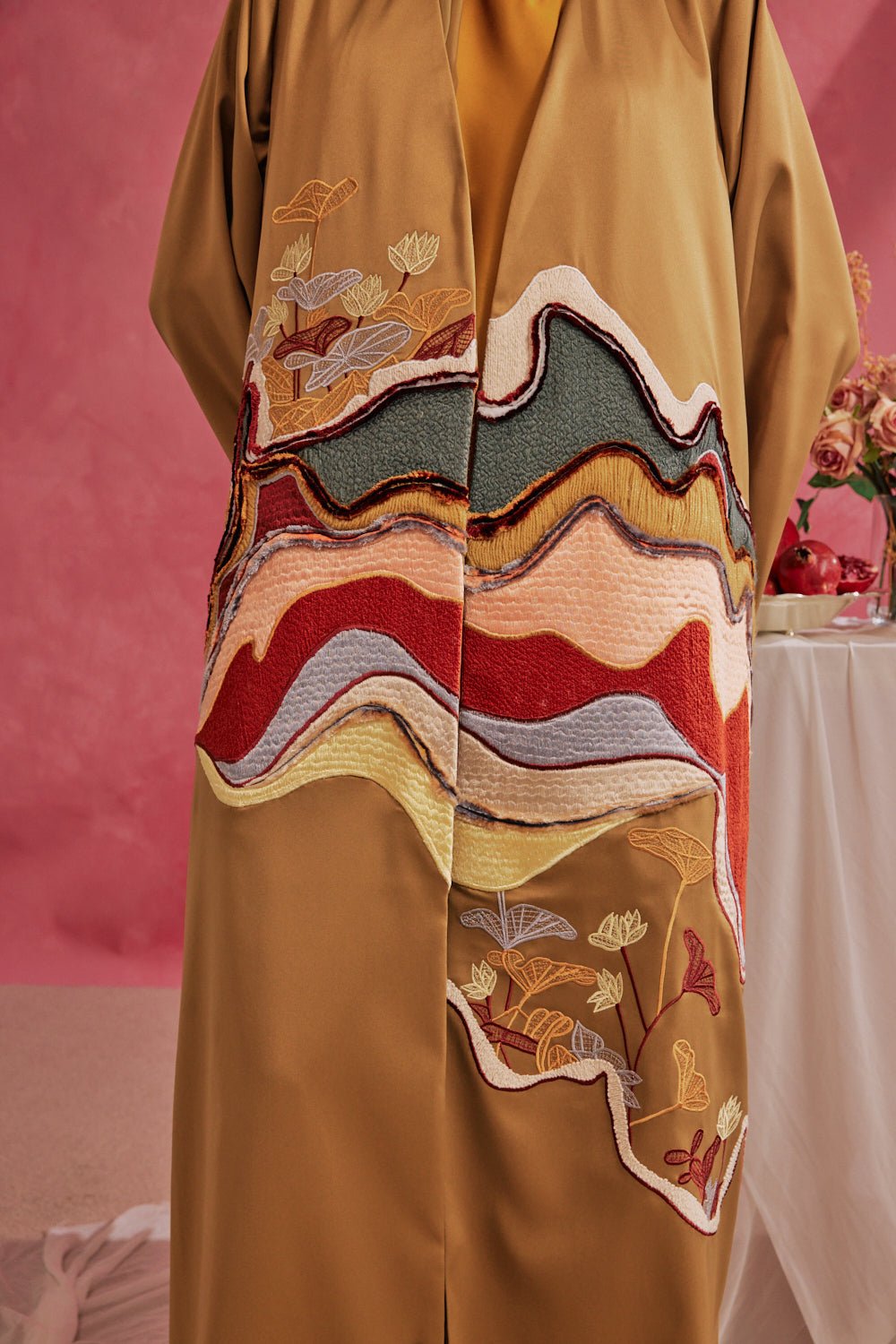 RAMADAN26LOOK03 ABAYA - THE ORPHIC - MIRA Y MANO