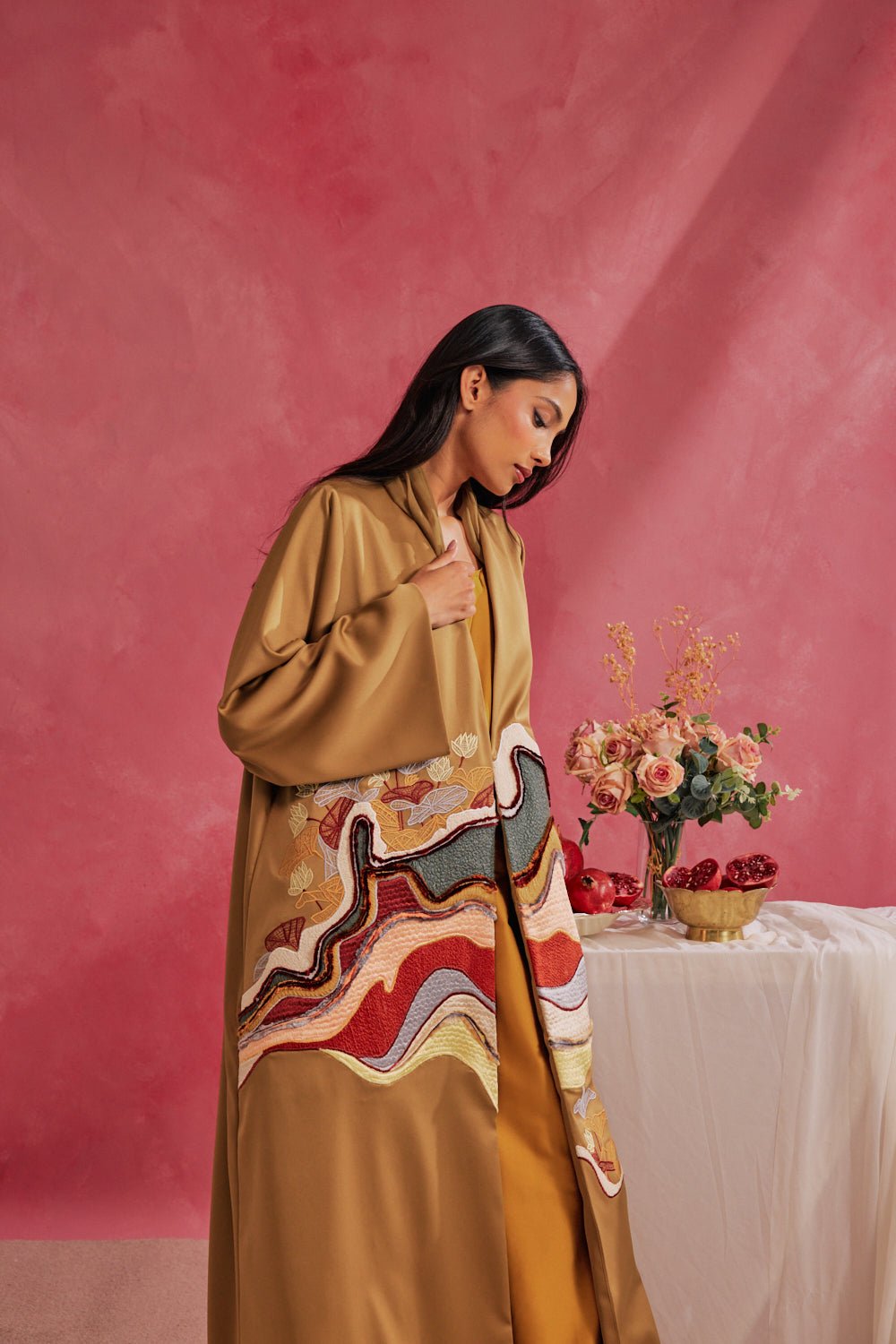 RAMADAN26LOOK03 ABAYA - THE ORPHIC - MIRA Y MANO