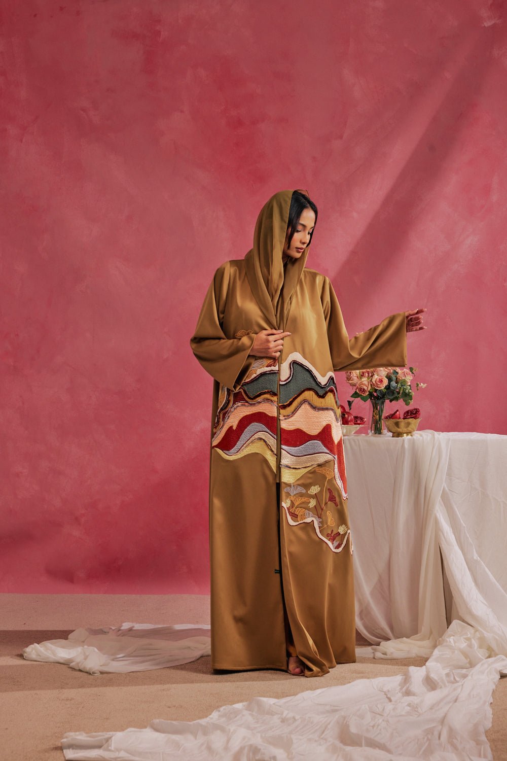 RAMADAN26LOOK03 ABAYA - THE ORPHIC - MIRA Y MANO