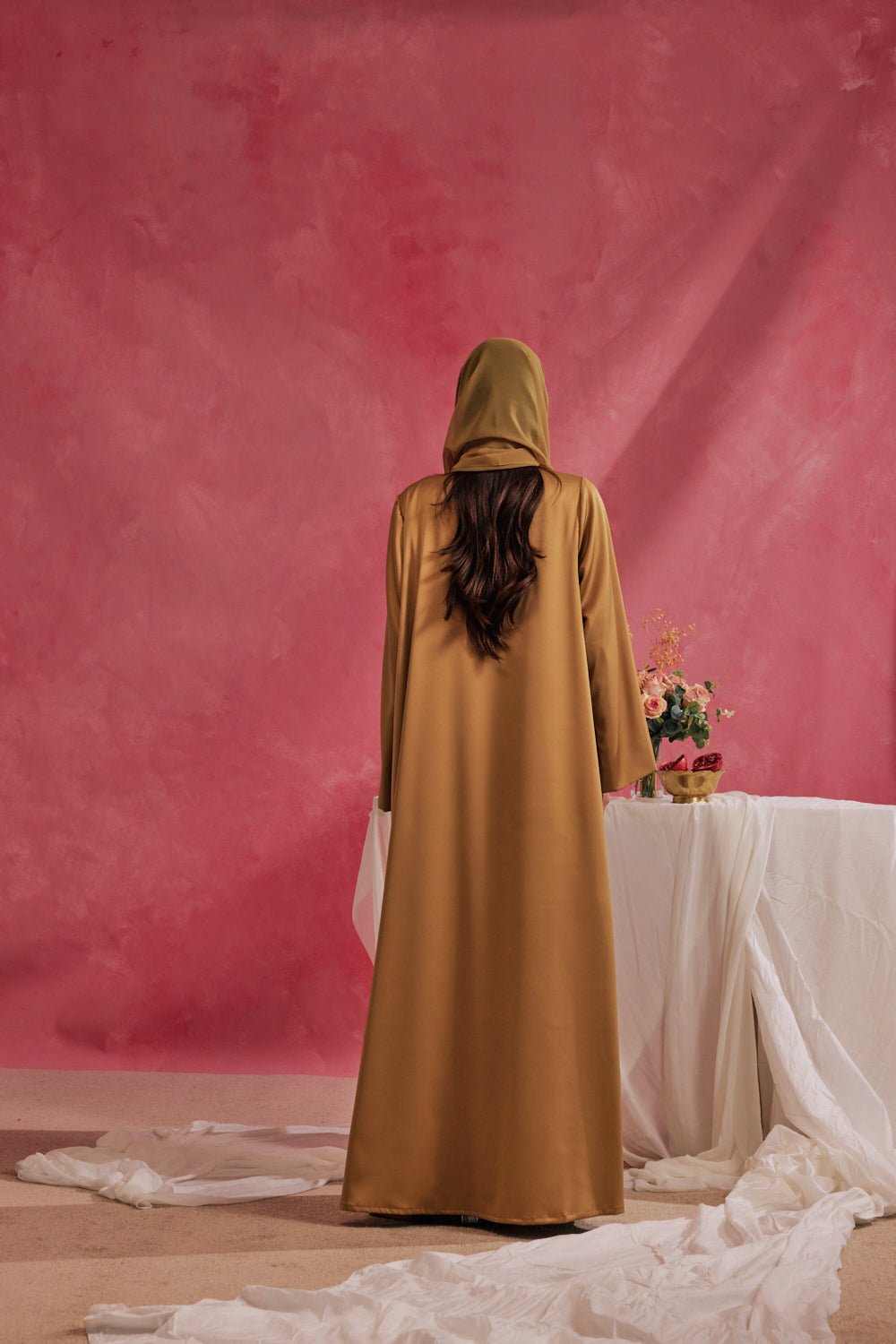 RAMADAN26LOOK03 ABAYA - THE ORPHIC - MIRA Y MANO