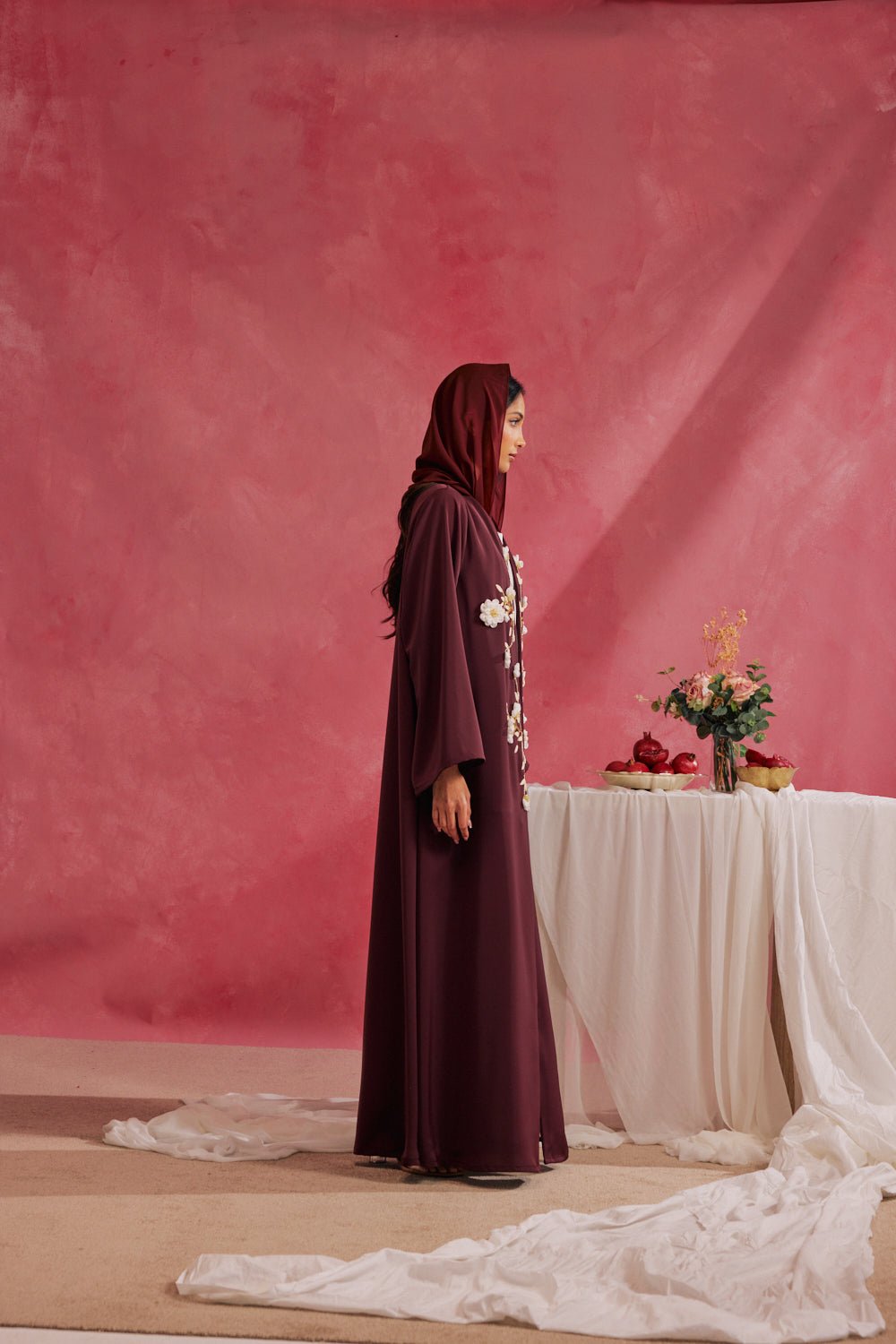 RAMADAN26LOOK04 ABAYA - THE ORPHIC - MIRA Y MANO