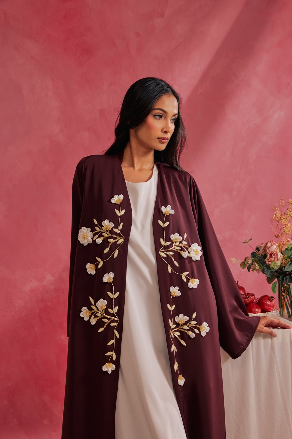 RAMADAN26LOOK04 ABAYA - THE ORPHIC - MIRA Y MANO