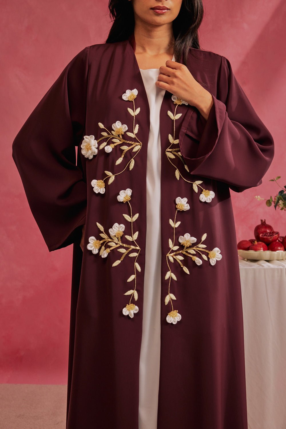 RAMADAN26LOOK04 ABAYA - THE ORPHIC - MIRA Y MANO