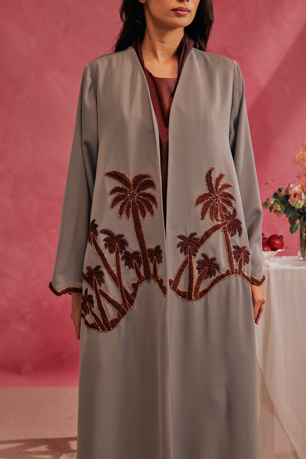 RAMADAN26LOOK05 ABAYA - THE ORPHIC - MIRA Y MANO