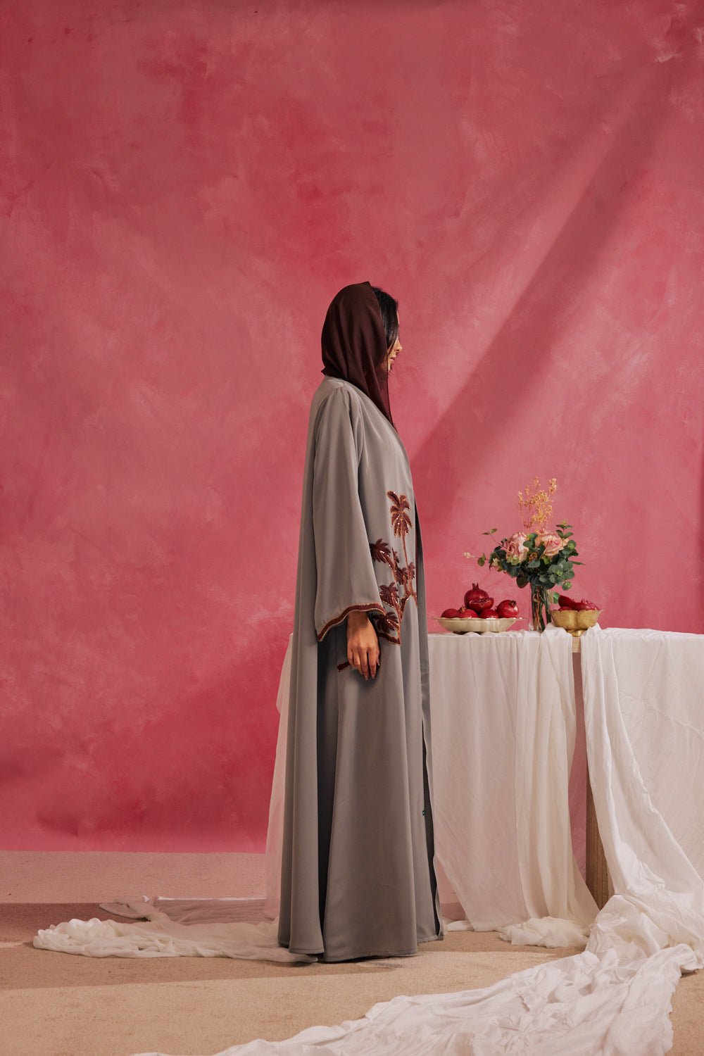 RAMADAN26LOOK05 ABAYA - THE ORPHIC - MIRA Y MANO