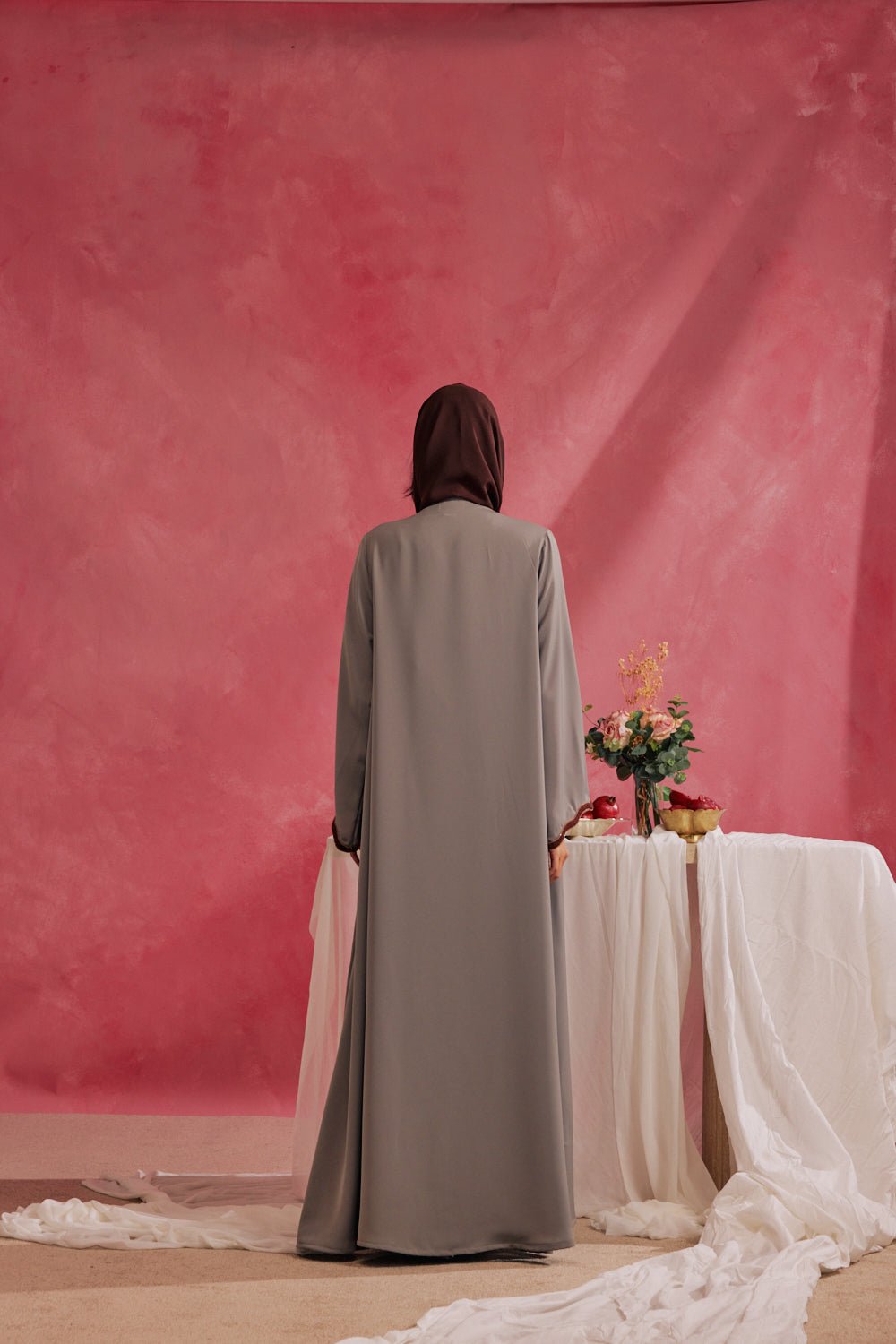 RAMADAN26LOOK05 ABAYA - THE ORPHIC - MIRA Y MANO