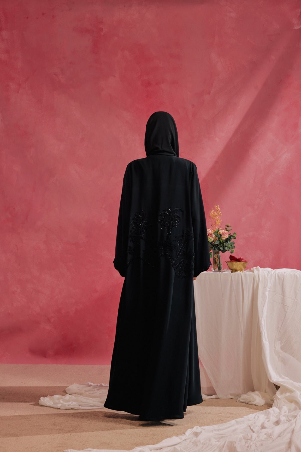 RAMADAN26LOOK06 ABAYA - THE ORPHIC - MIRA Y MANO