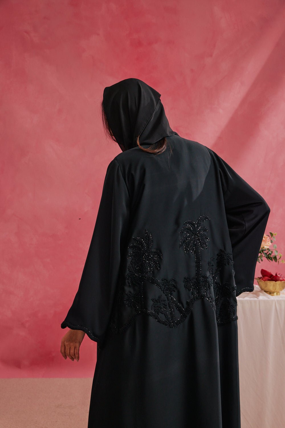 RAMADAN26LOOK06 ABAYA - THE ORPHIC - MIRA Y MANO