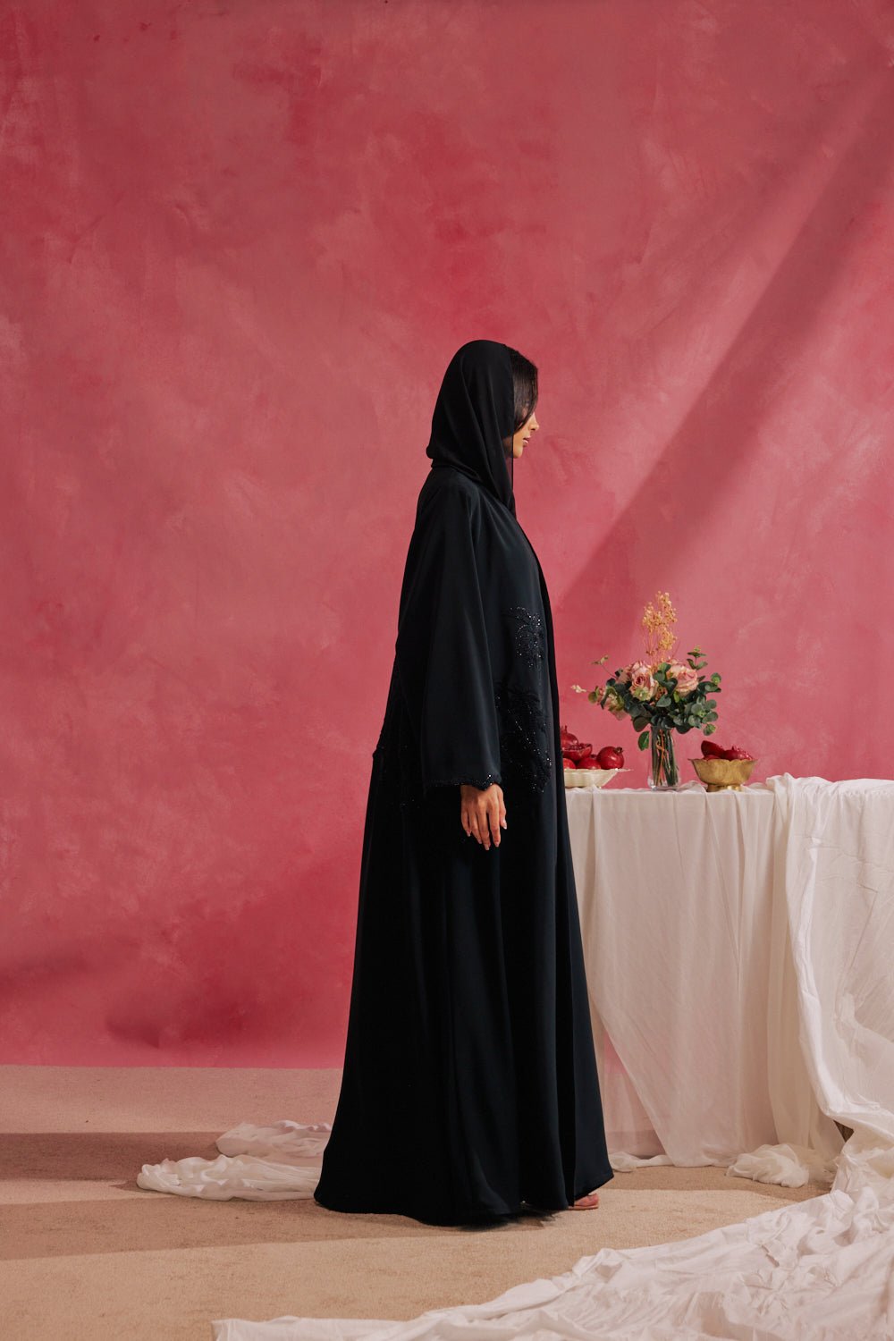 RAMADAN26LOOK06 ABAYA - THE ORPHIC - MIRA Y MANO