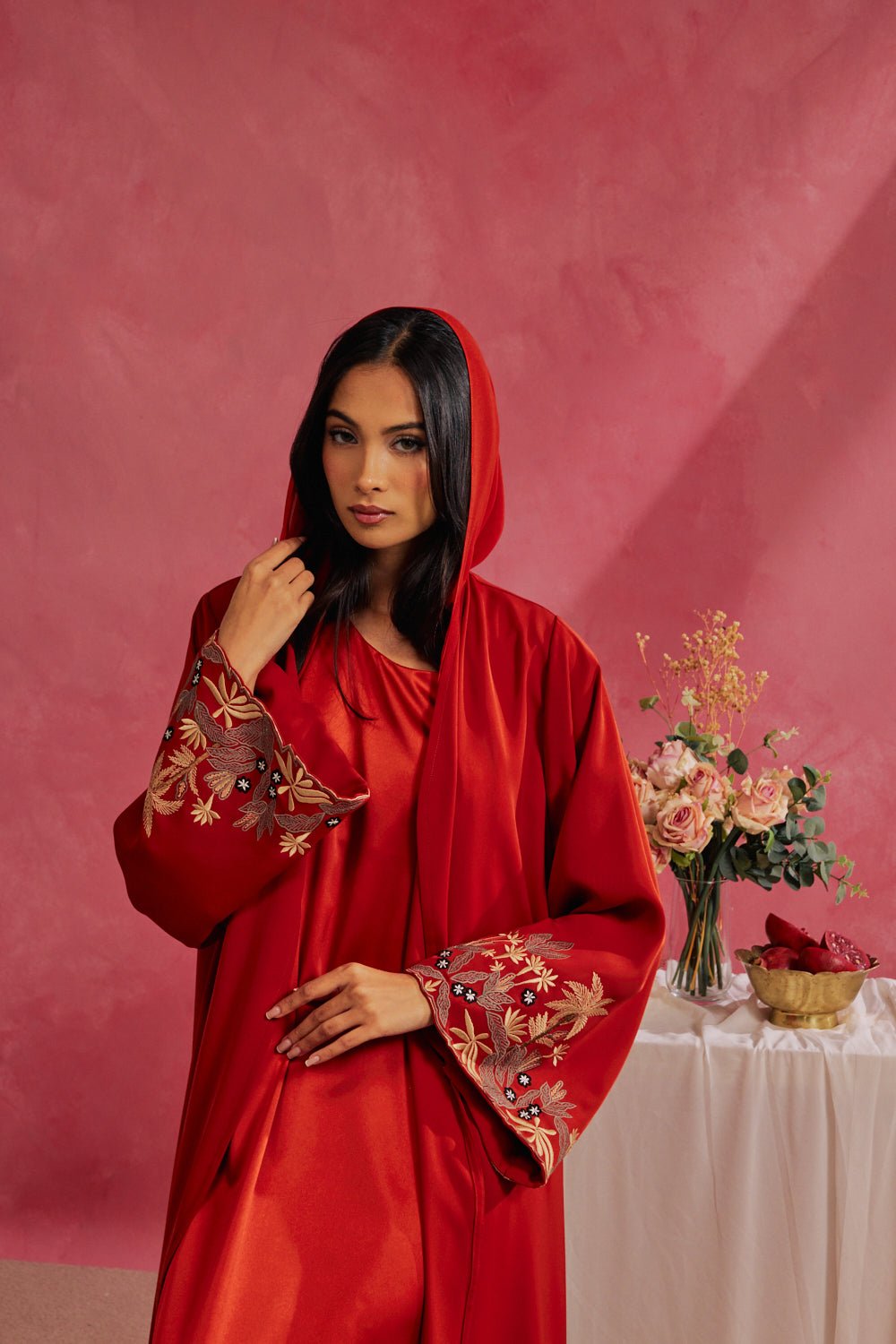 RAMADAN26LOOK07 ABAYA - THE ORPHIC - MIRA Y MANO