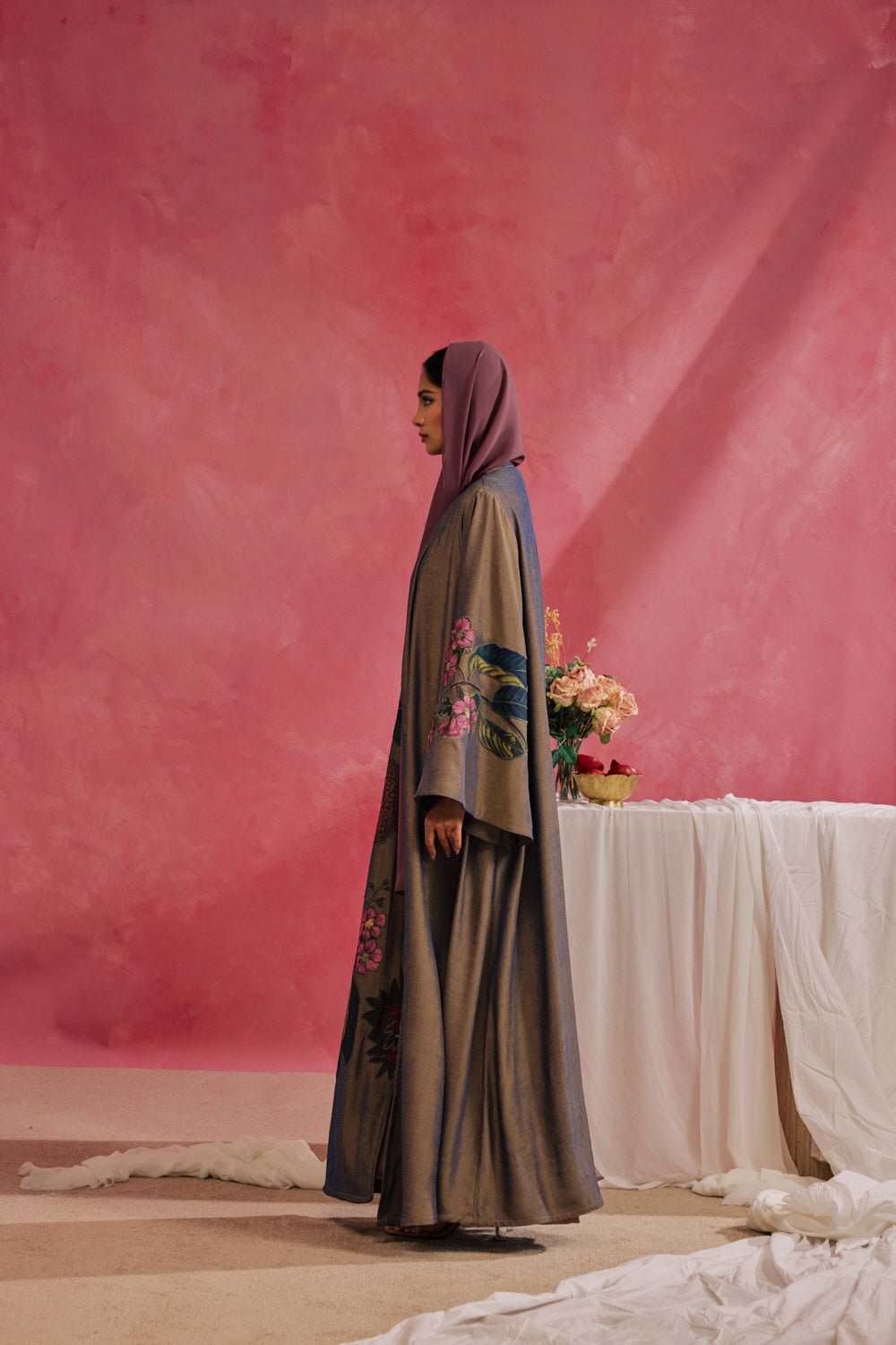 RAMADAN26LOOK09 ABAYA - THE ORPHIC - MIRA Y MANO