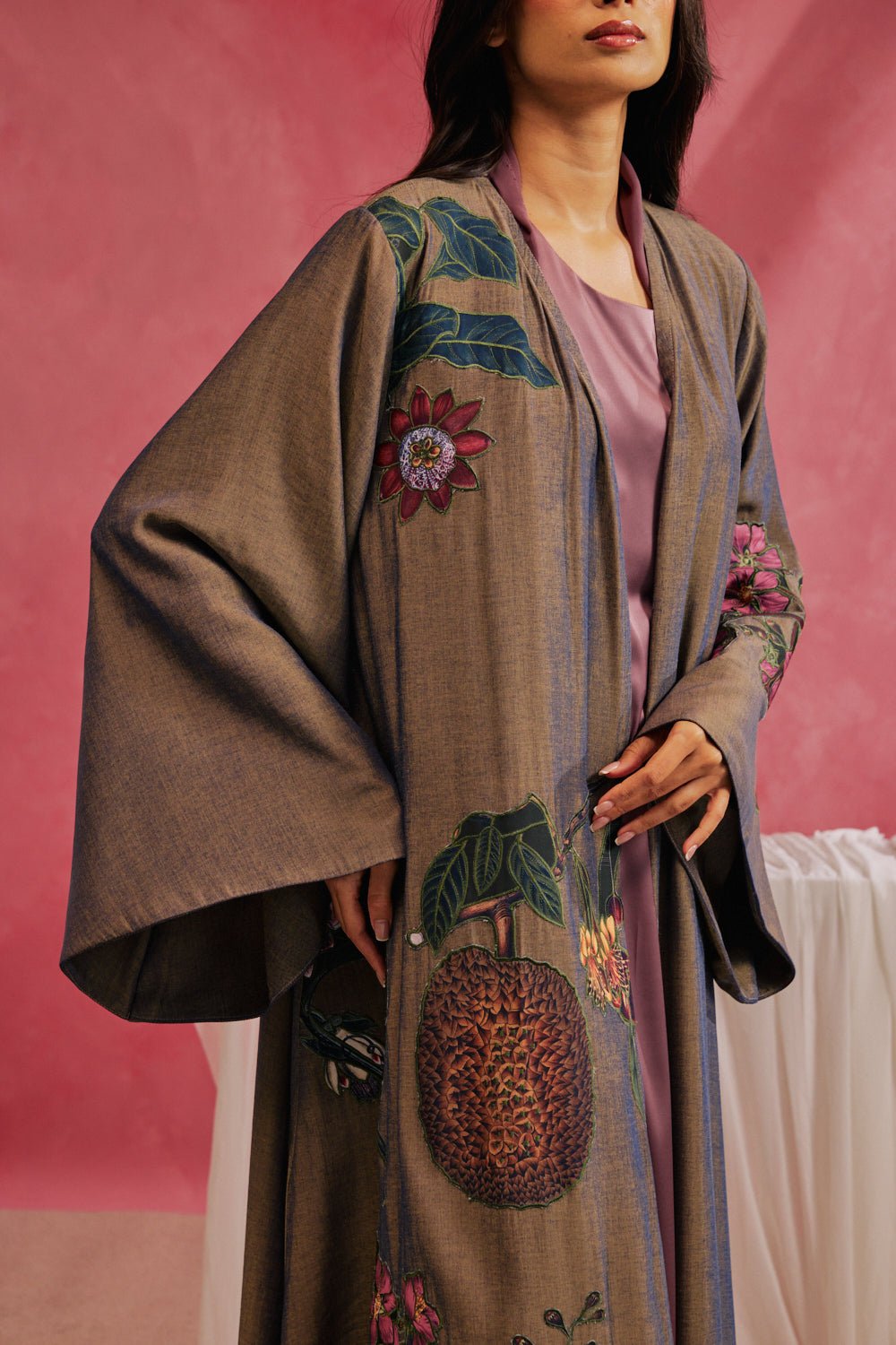 RAMADAN26LOOK09 ABAYA - THE ORPHIC - MIRA Y MANO