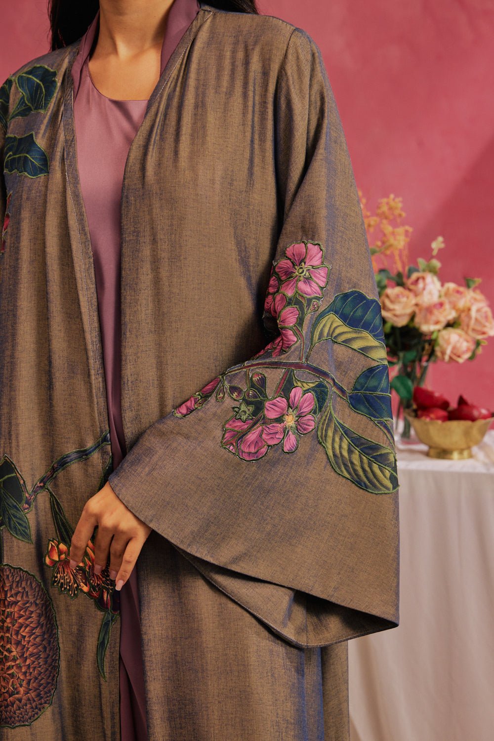 RAMADAN26LOOK09 ABAYA - THE ORPHIC - MIRA Y MANO