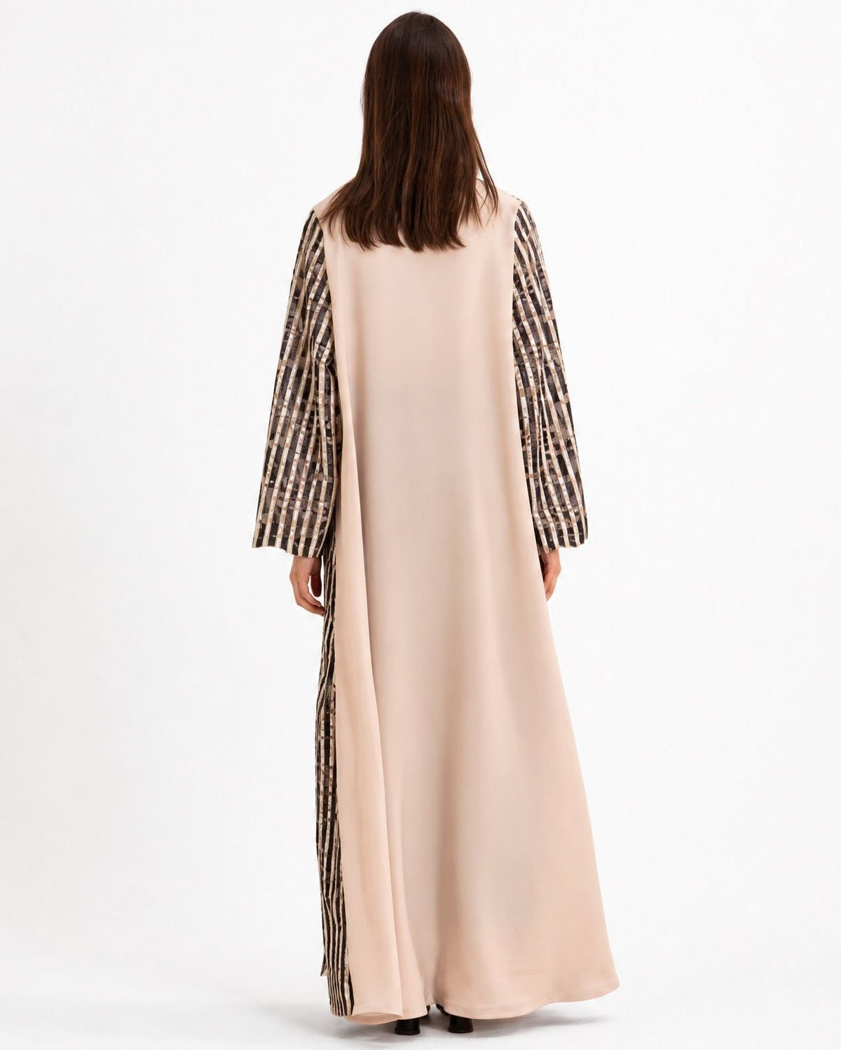 SUMMER26LOOK07 – عباية كريب بيج – صورة المنتج 4