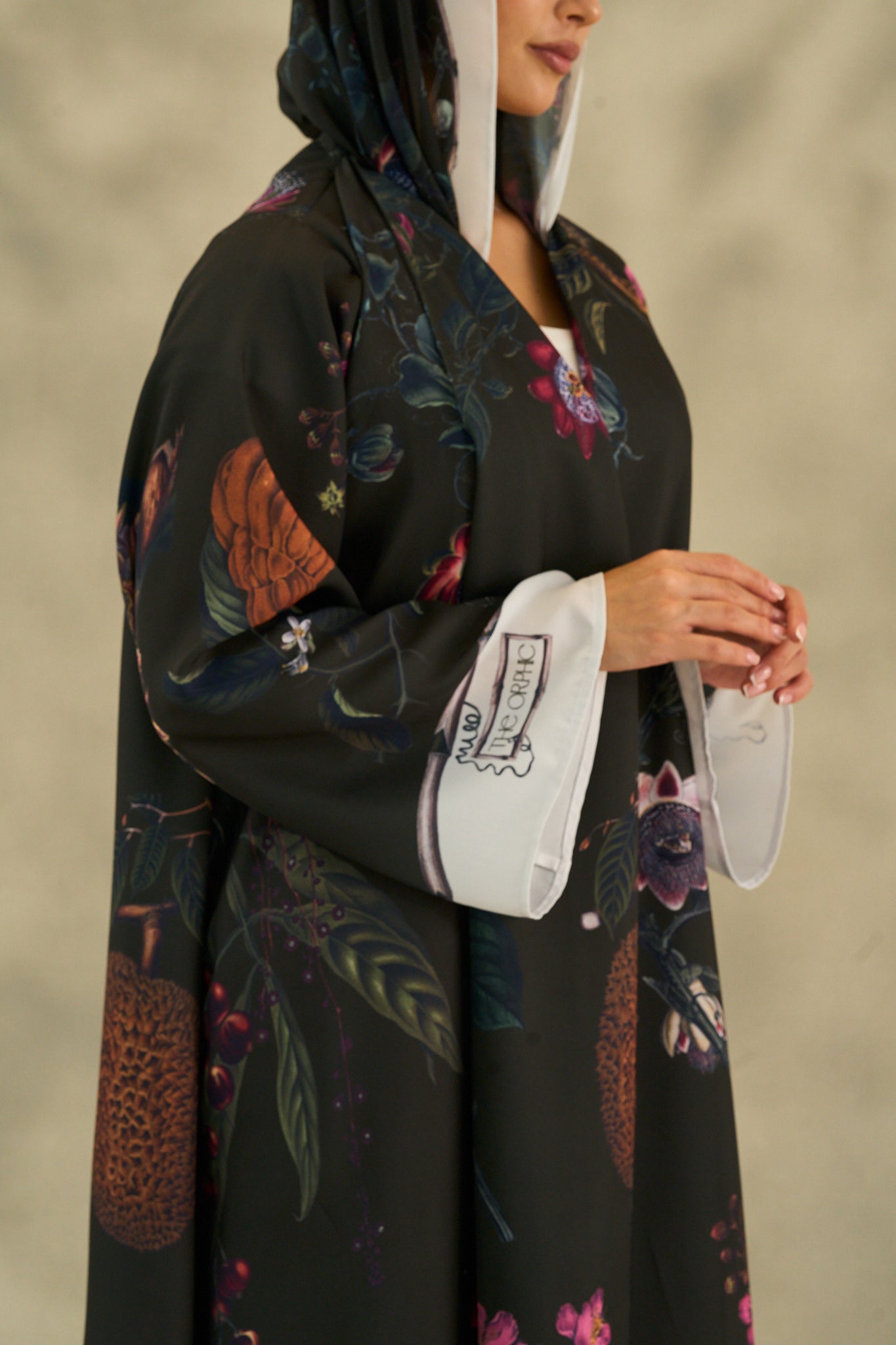 WINTER25LOOKA01 ABAYA - THE ORPHIC - MIRA Y MANO