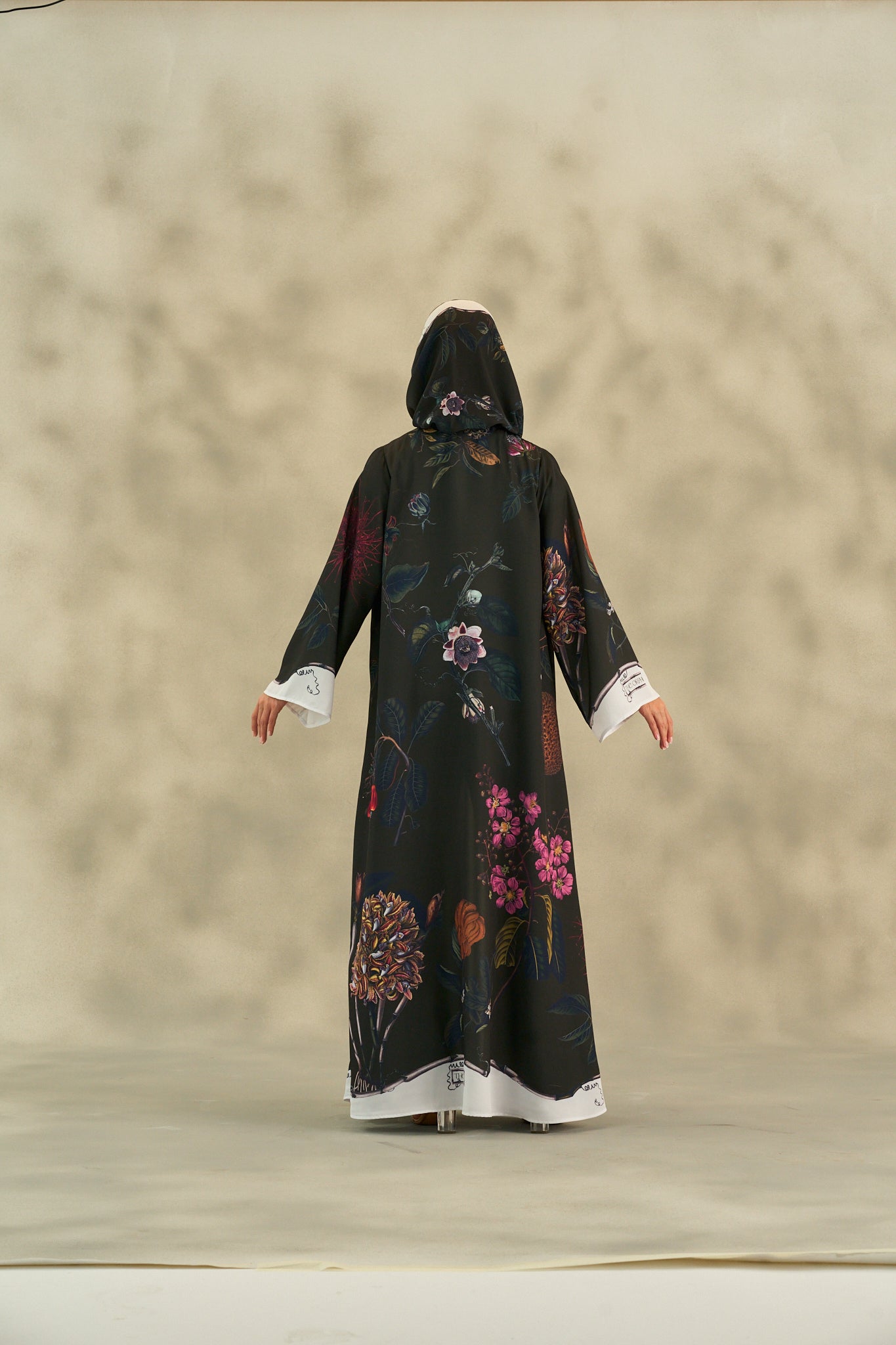 WINTER25LOOKA01 ABAYA - THE ORPHIC - MIRA Y MANO