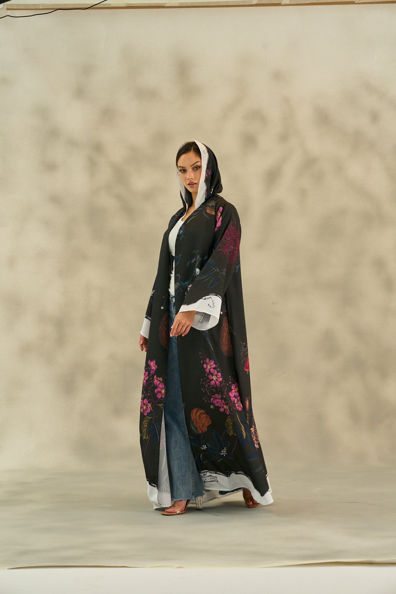 WINTER25LOOKA01 ABAYA - THE ORPHIC - MIRA Y MANO