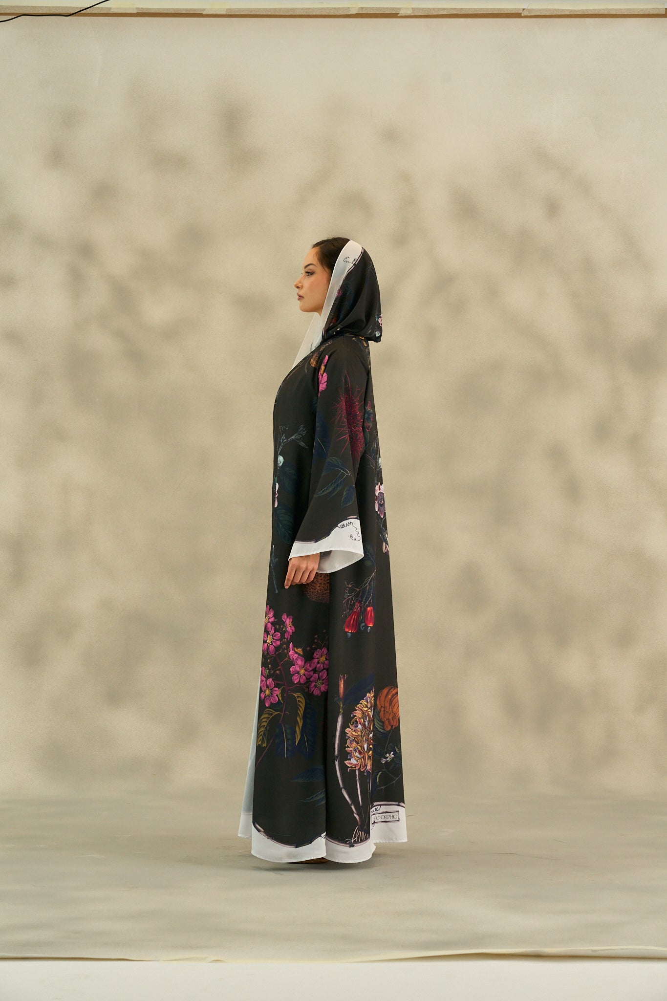 WINTER25LOOKA01 ABAYA - THE ORPHIC - MIRA Y MANO