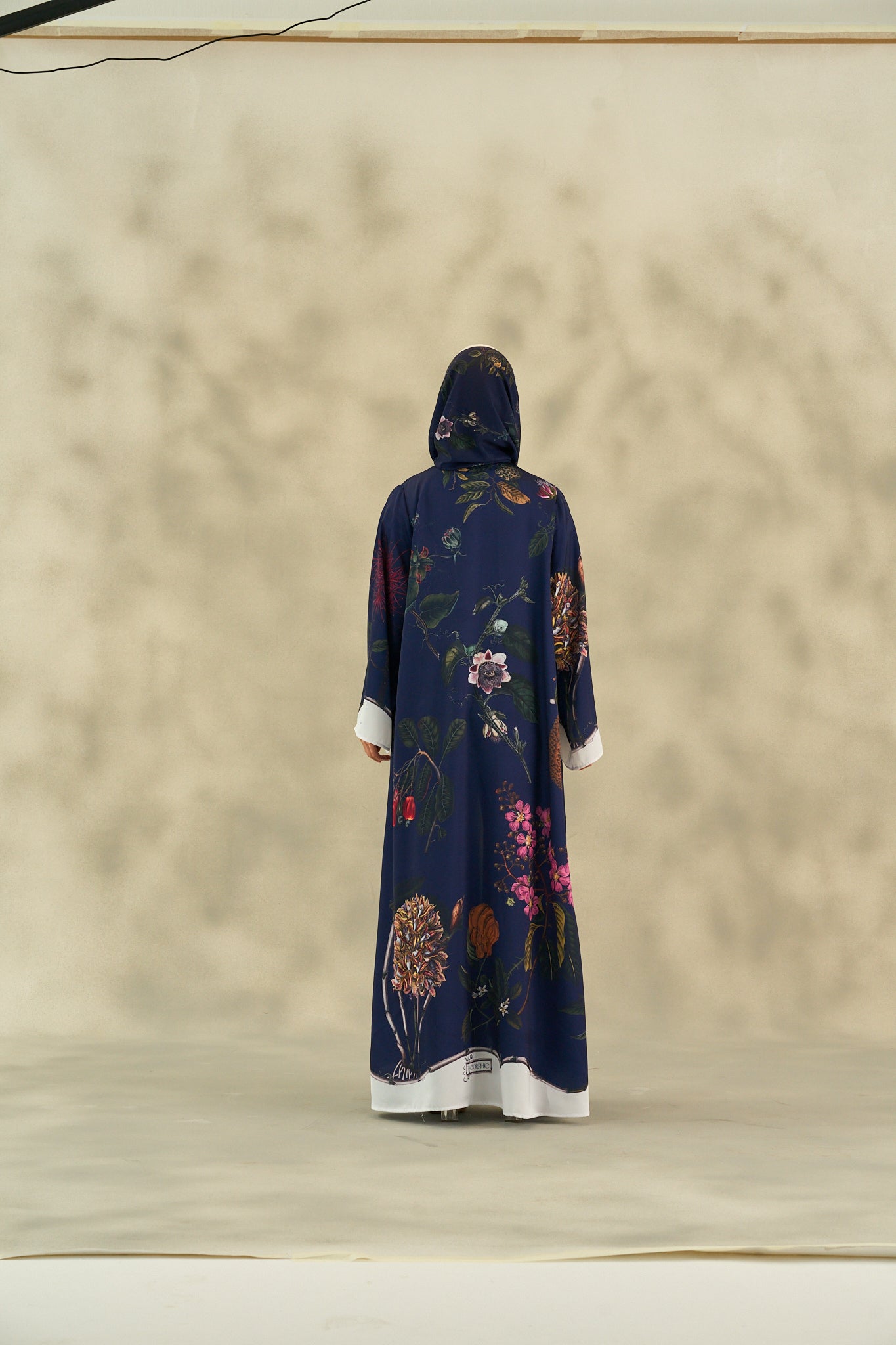 WINTER25LOOKA02 ABAYA - THE ORPHIC - MIRA Y MANO