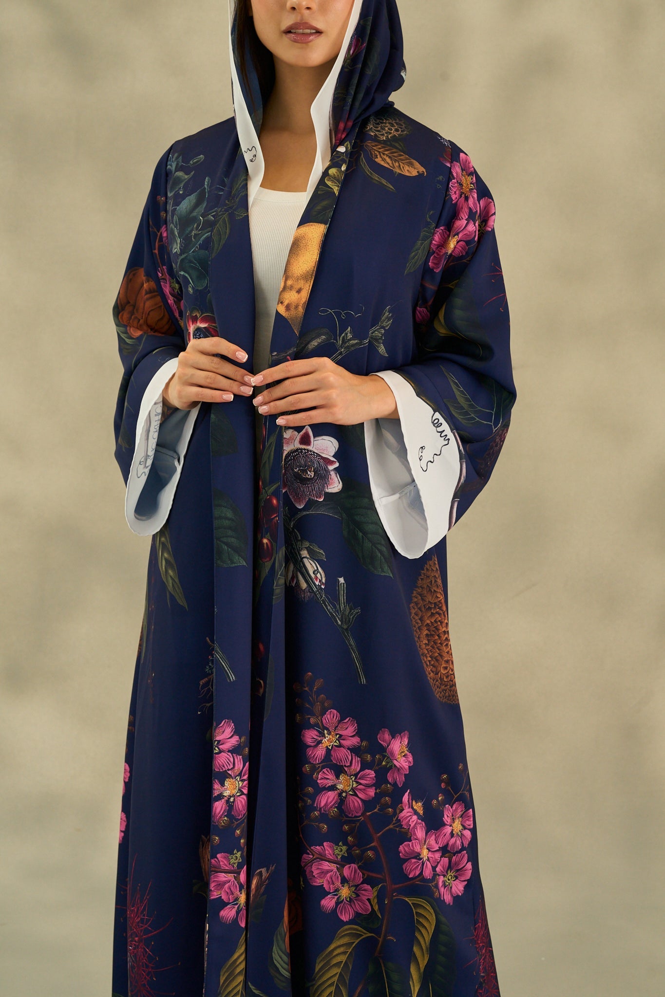 WINTER25LOOKA02 ABAYA - THE ORPHIC - MIRA Y MANO