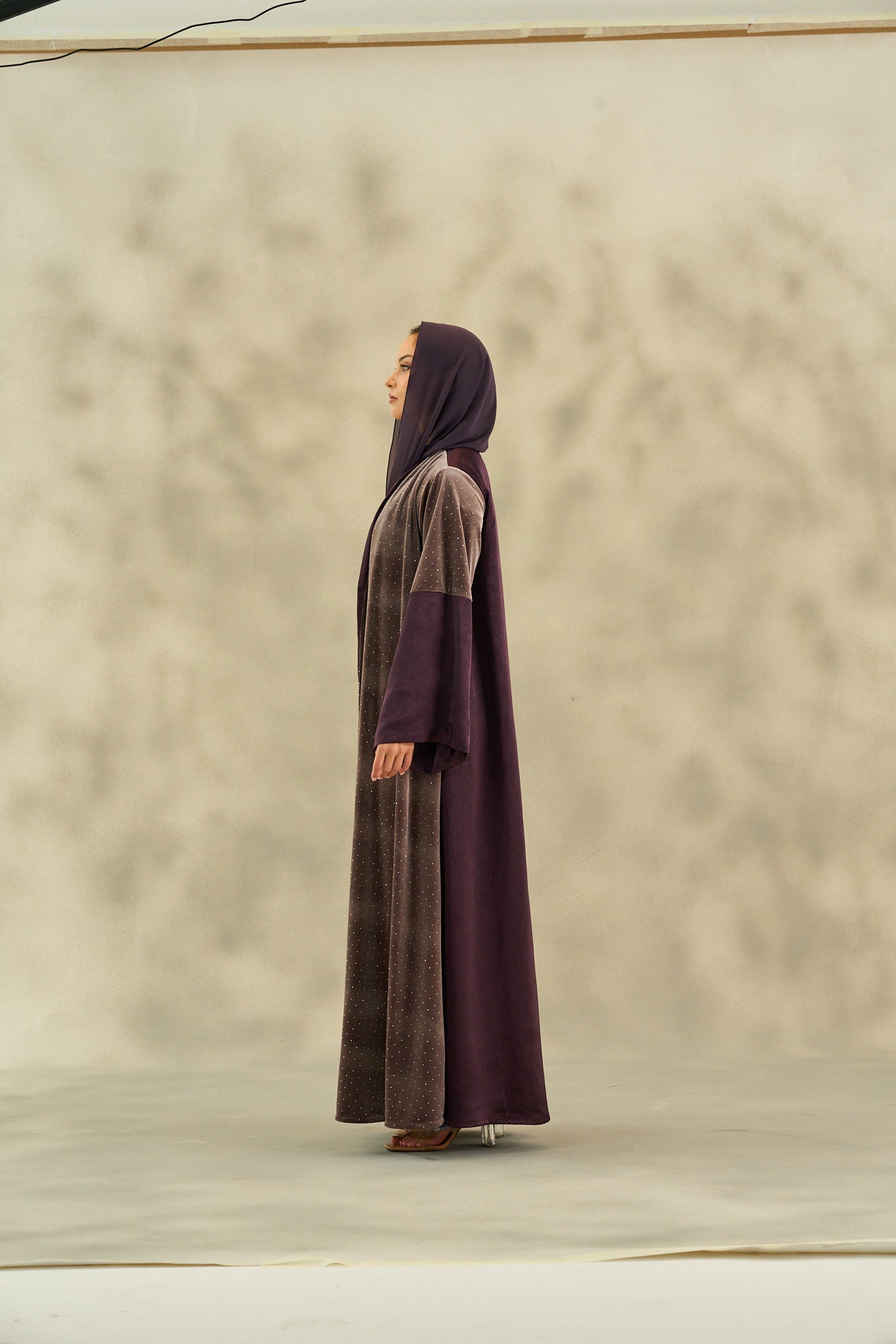 WINTER25LOOKA03 ABAYA - THE ORPHIC - MIRA Y MANO